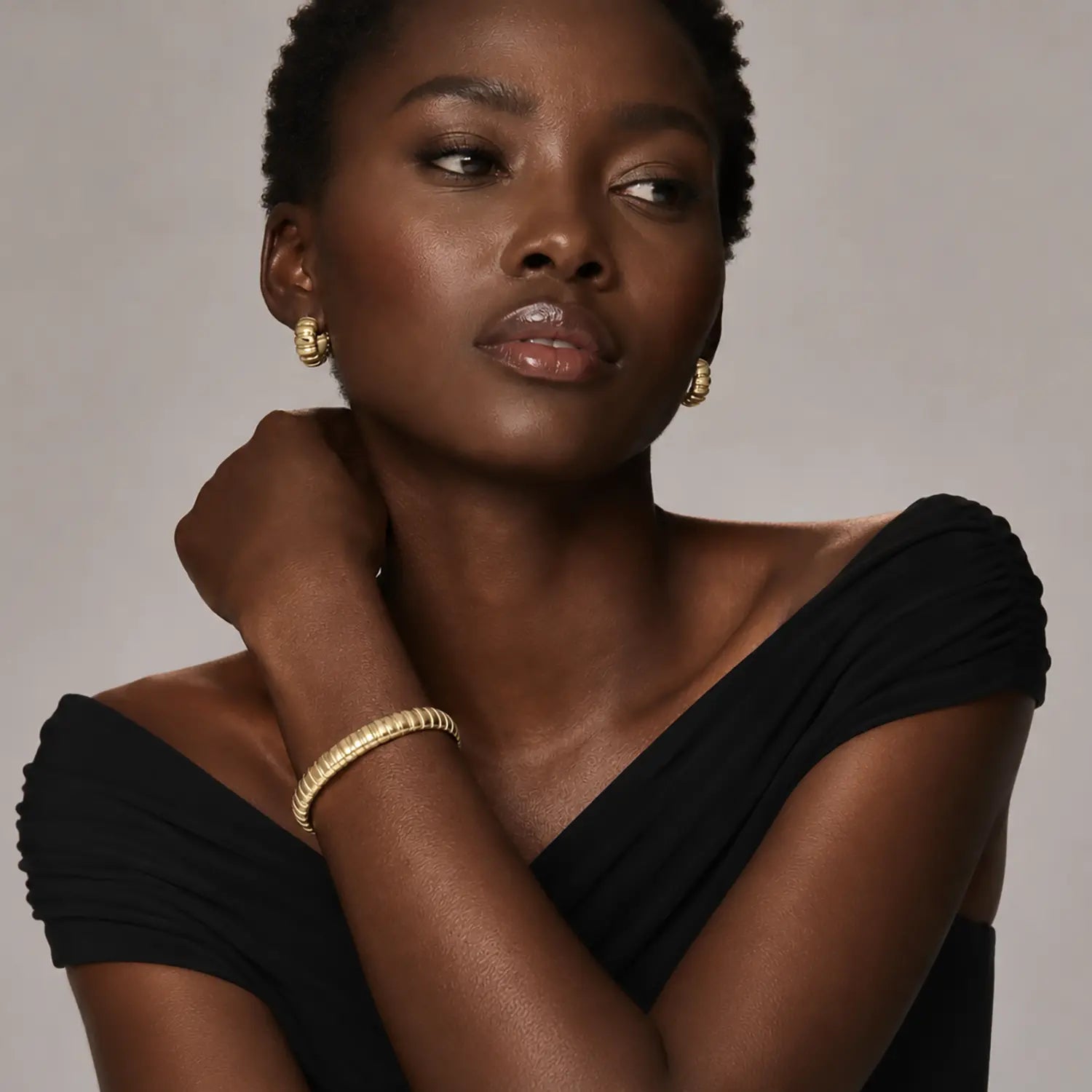 COEUR DE LION Structure Hoop Earrings Gold – on model