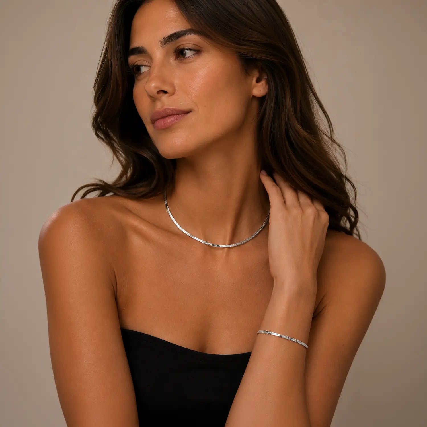 COEUR DE LION Flat Snake Chain Necklace Silver – on model