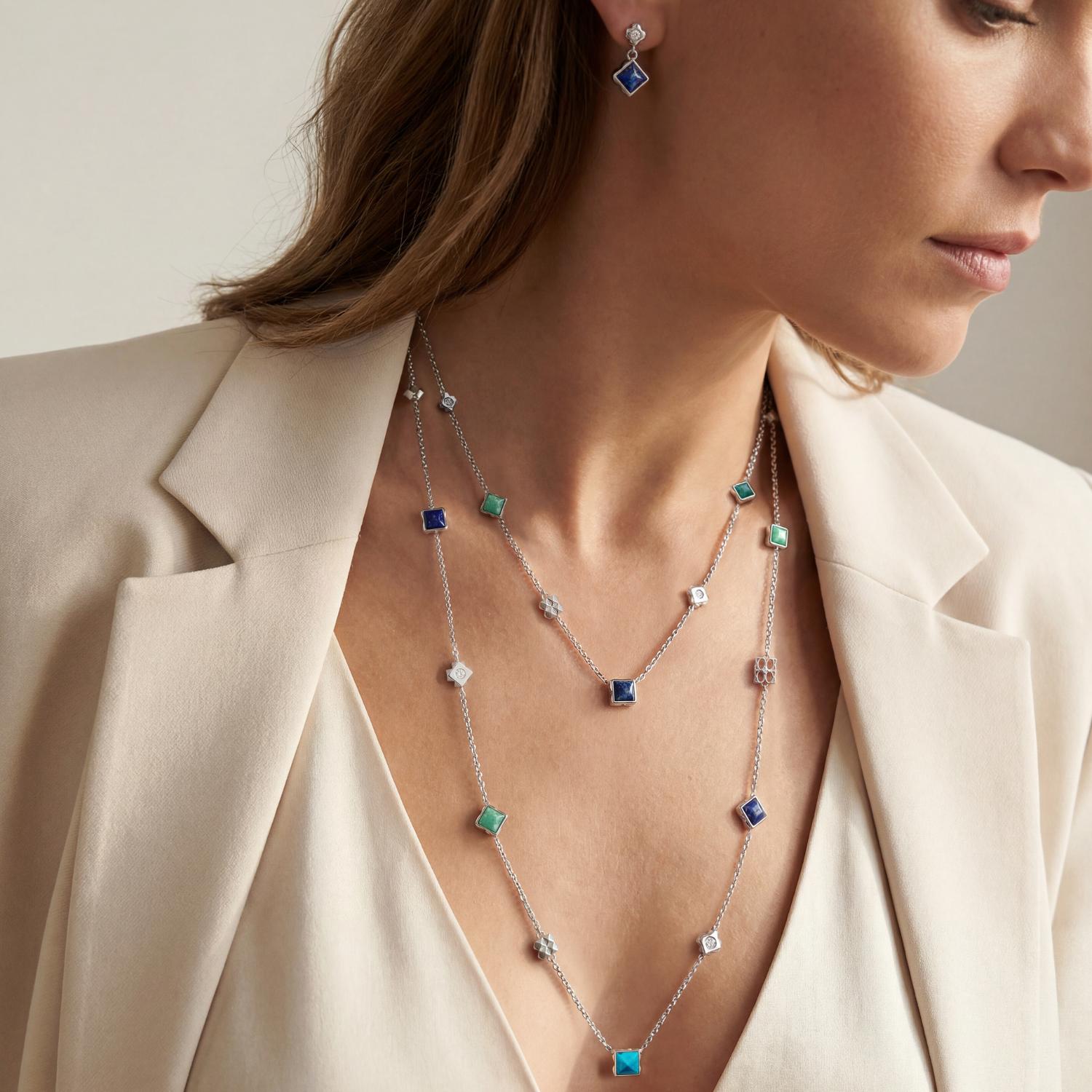 COEUR DE LION STATION Collection necklace long gold-red – on model