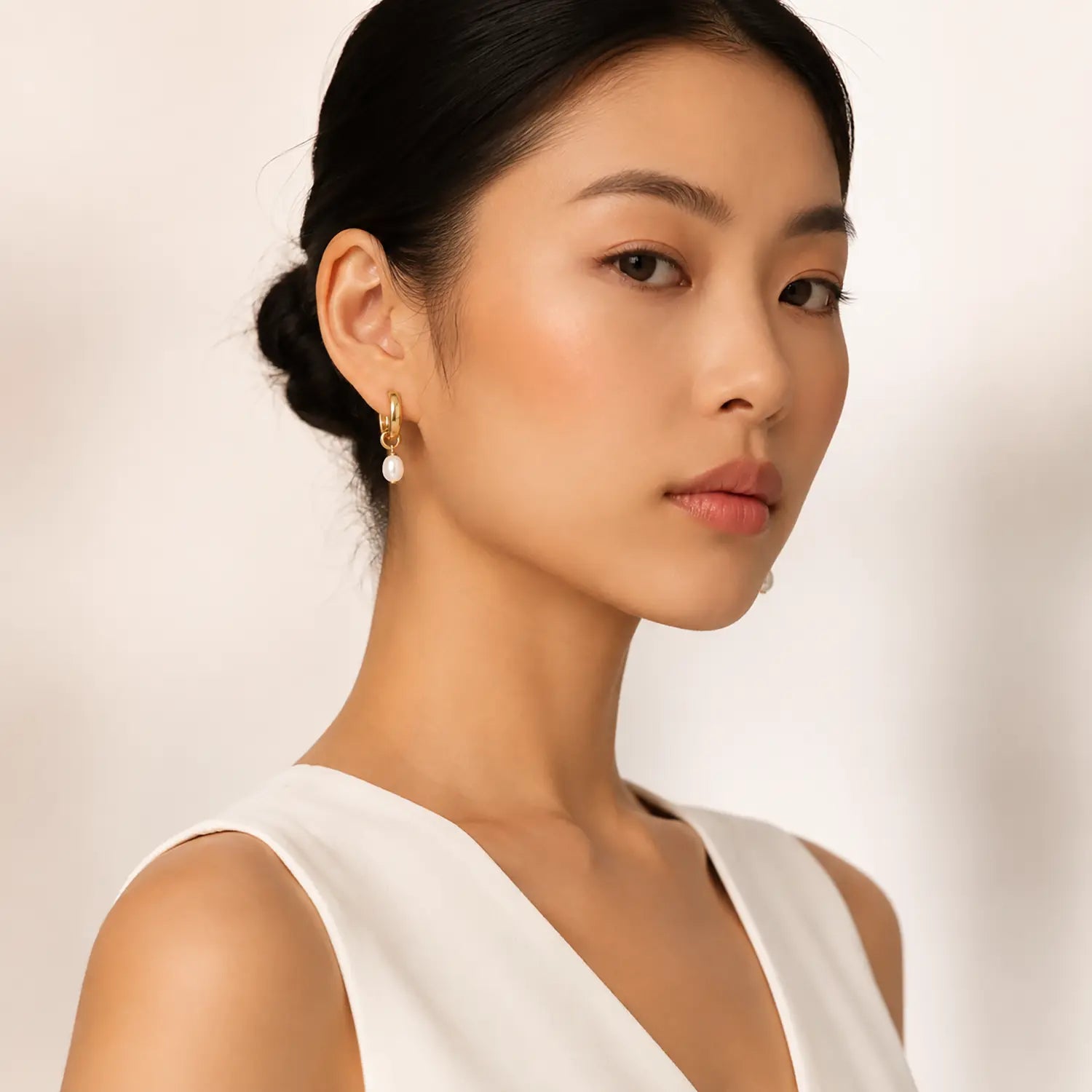 COEUR DE LION Hoop Earrings Cosmic Pearls Midnight Gold – on model