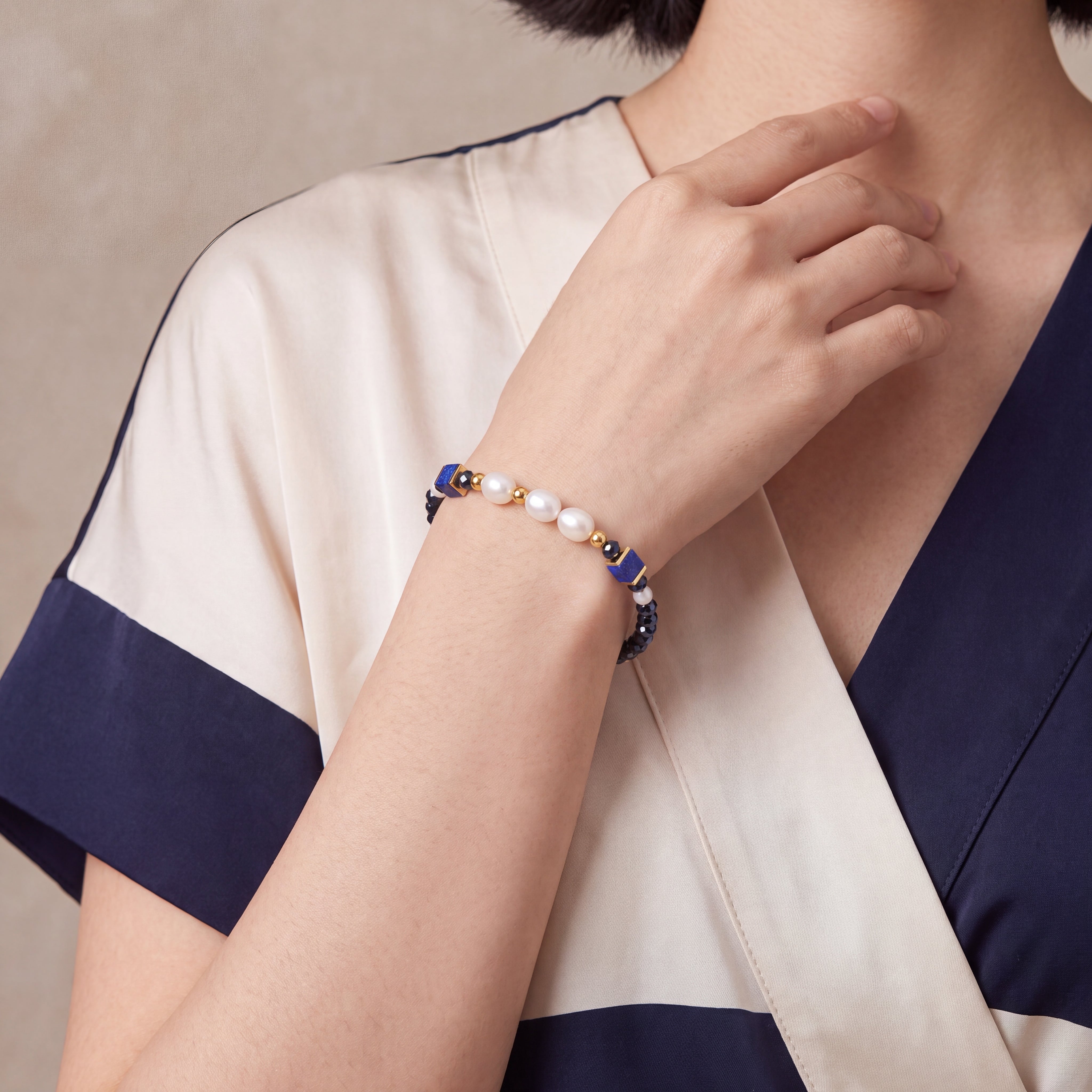 COEUR DE LION Bracelet Cosmic Pearls Midnight Gold – on model