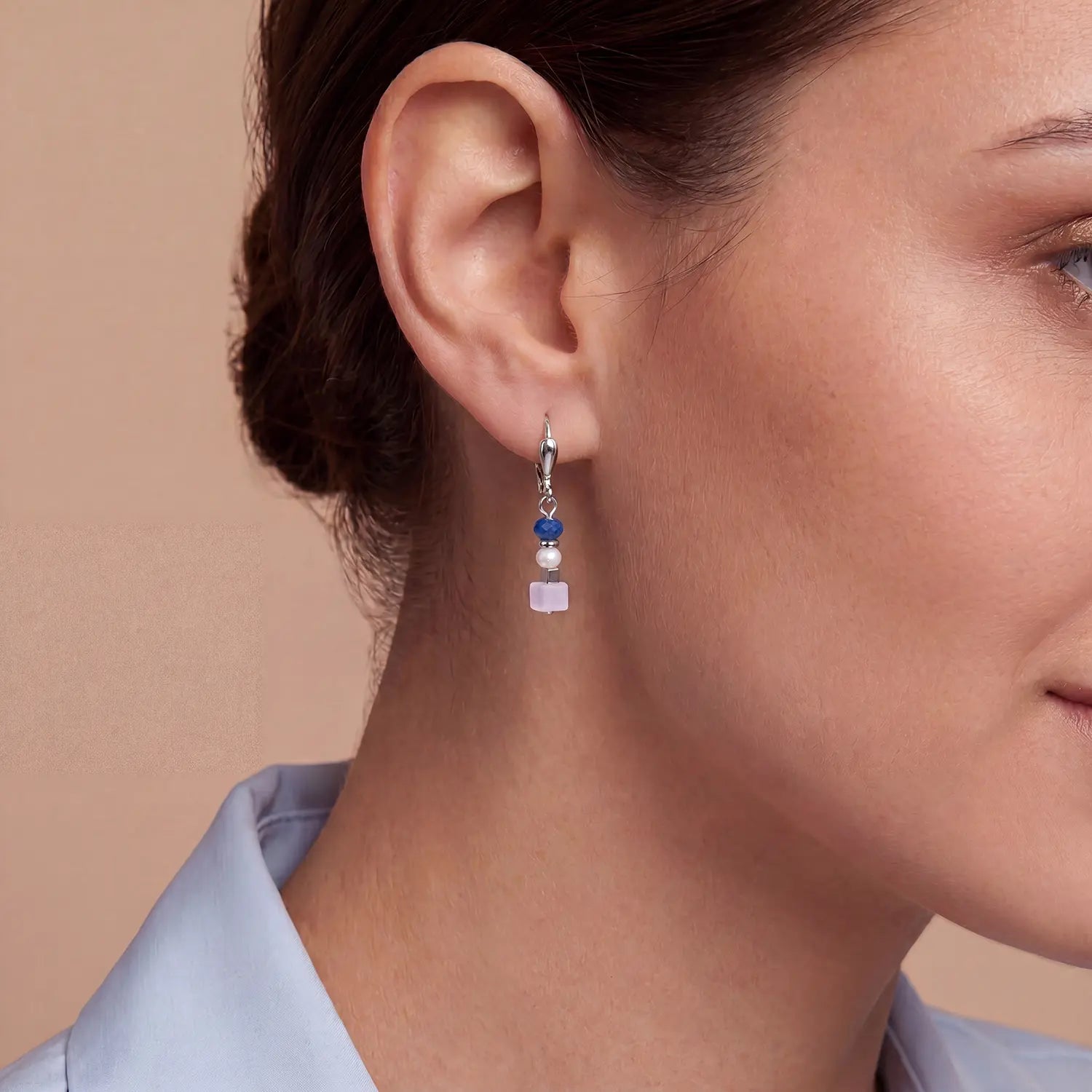 COEUR DE LION Drop Earrings Mosaic Sky Silver – on model