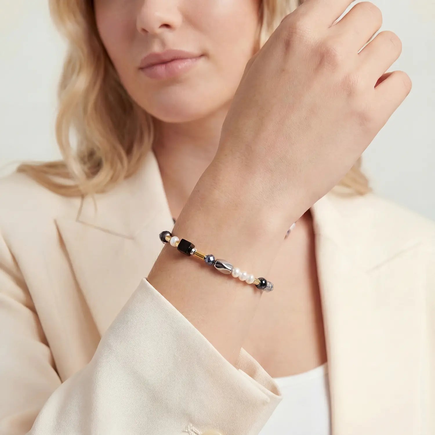 COEUR DE LION Bracelet Mosaic Night Gold – on model