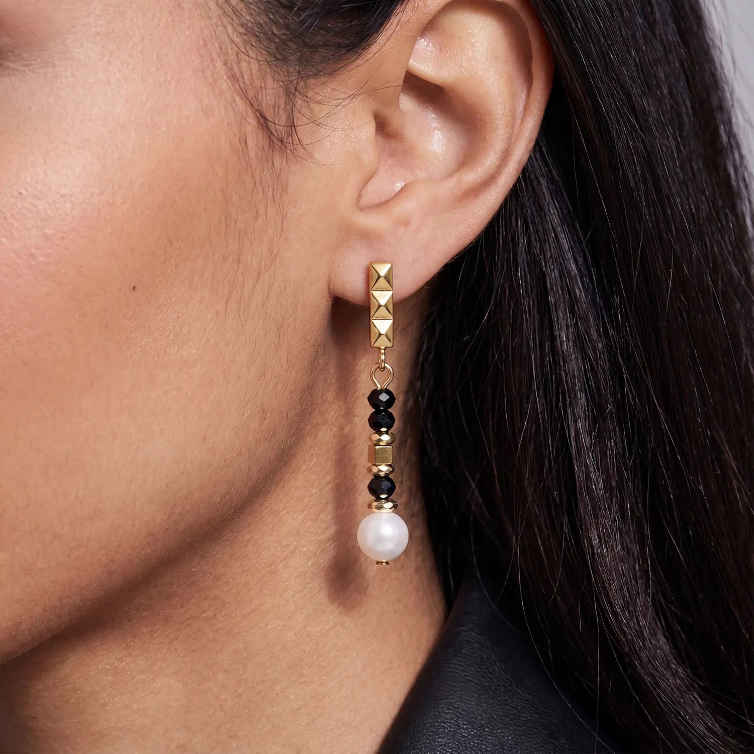 COEUR DE LION Earrings Astoria Noir Pearl Gold – on model