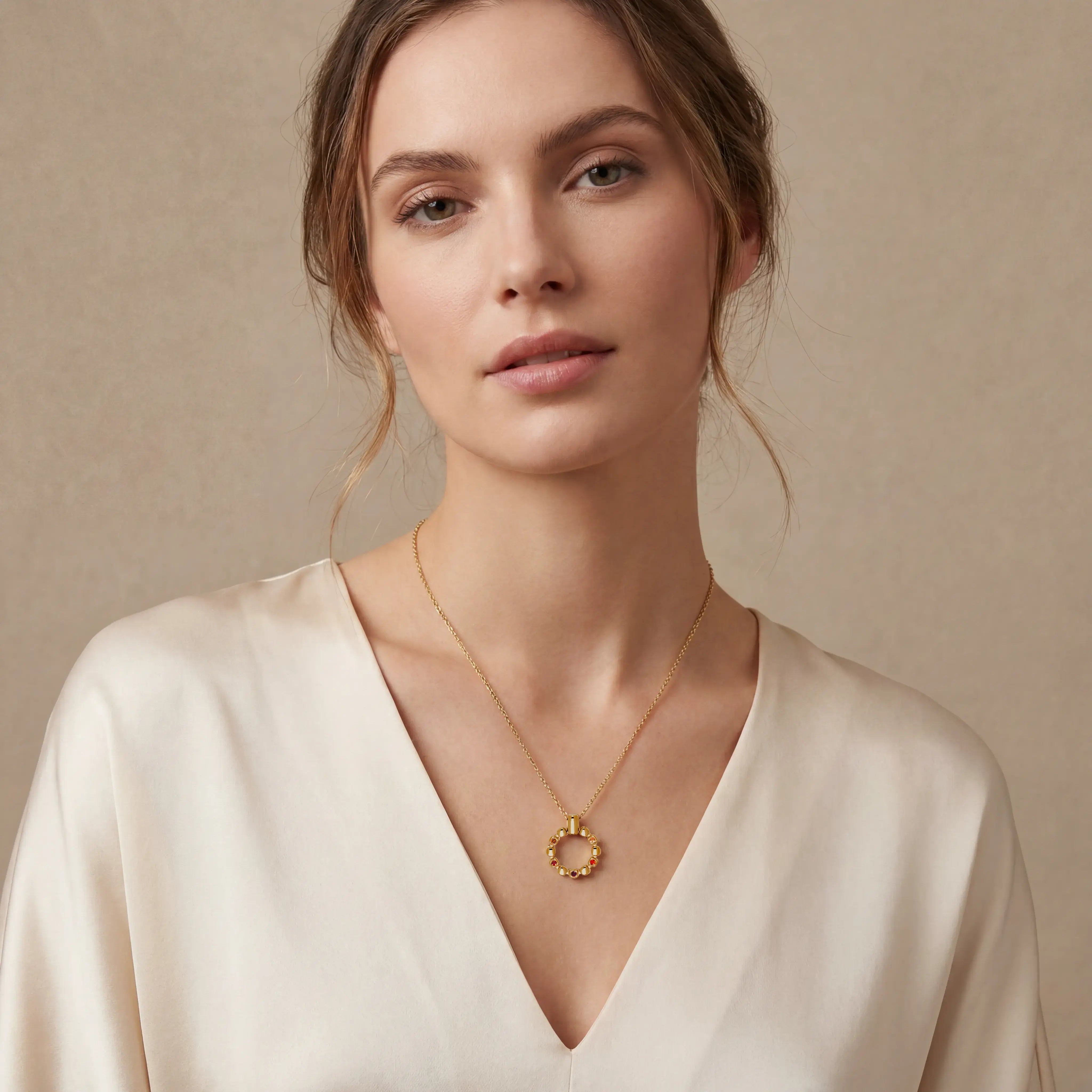 COEUR DE LION Necklace Soft Cube Circle Glow Sunset Gold – on model