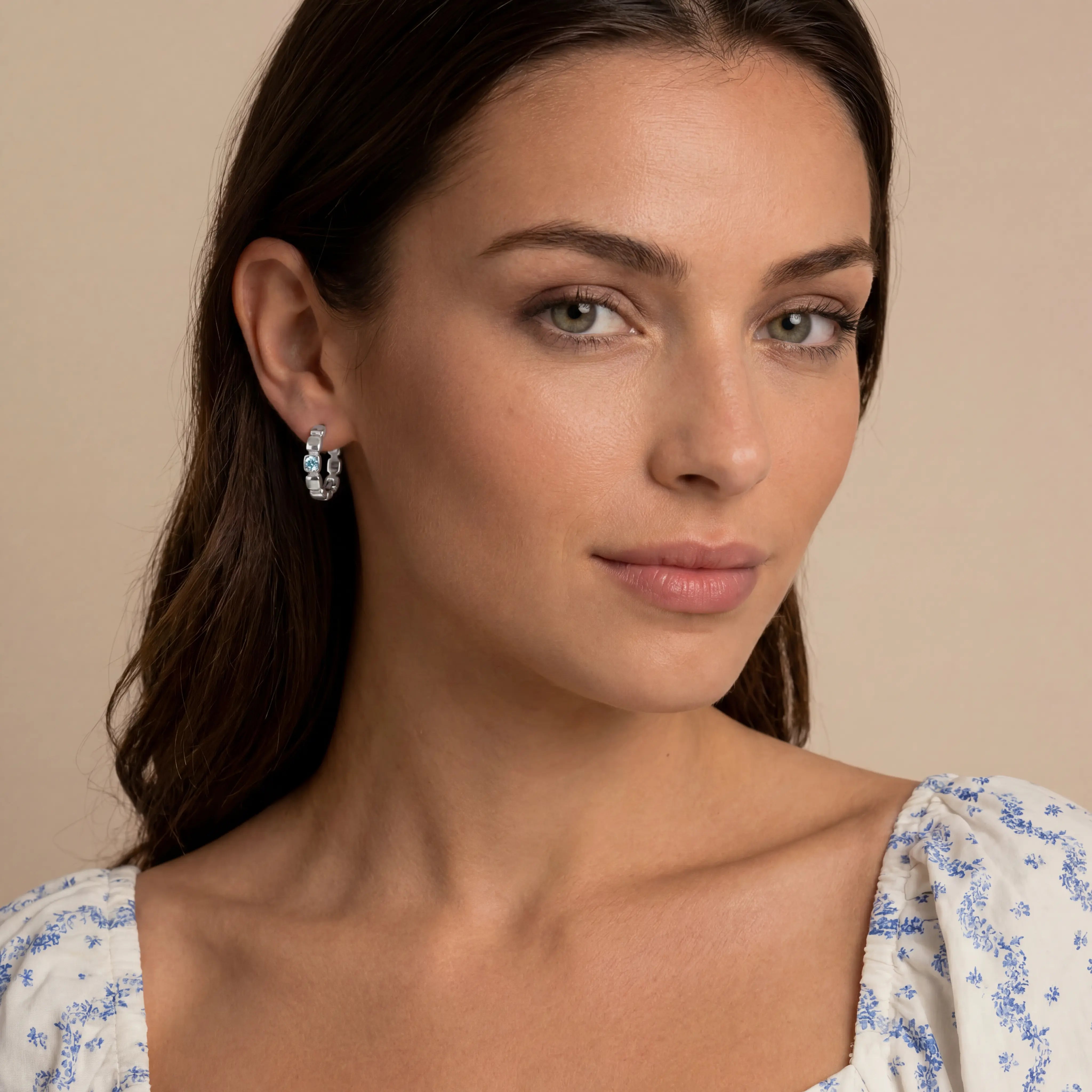 COEUR DE LION Hoop Earrings Soft Cube Circle Glow Ocean Silver – on model
