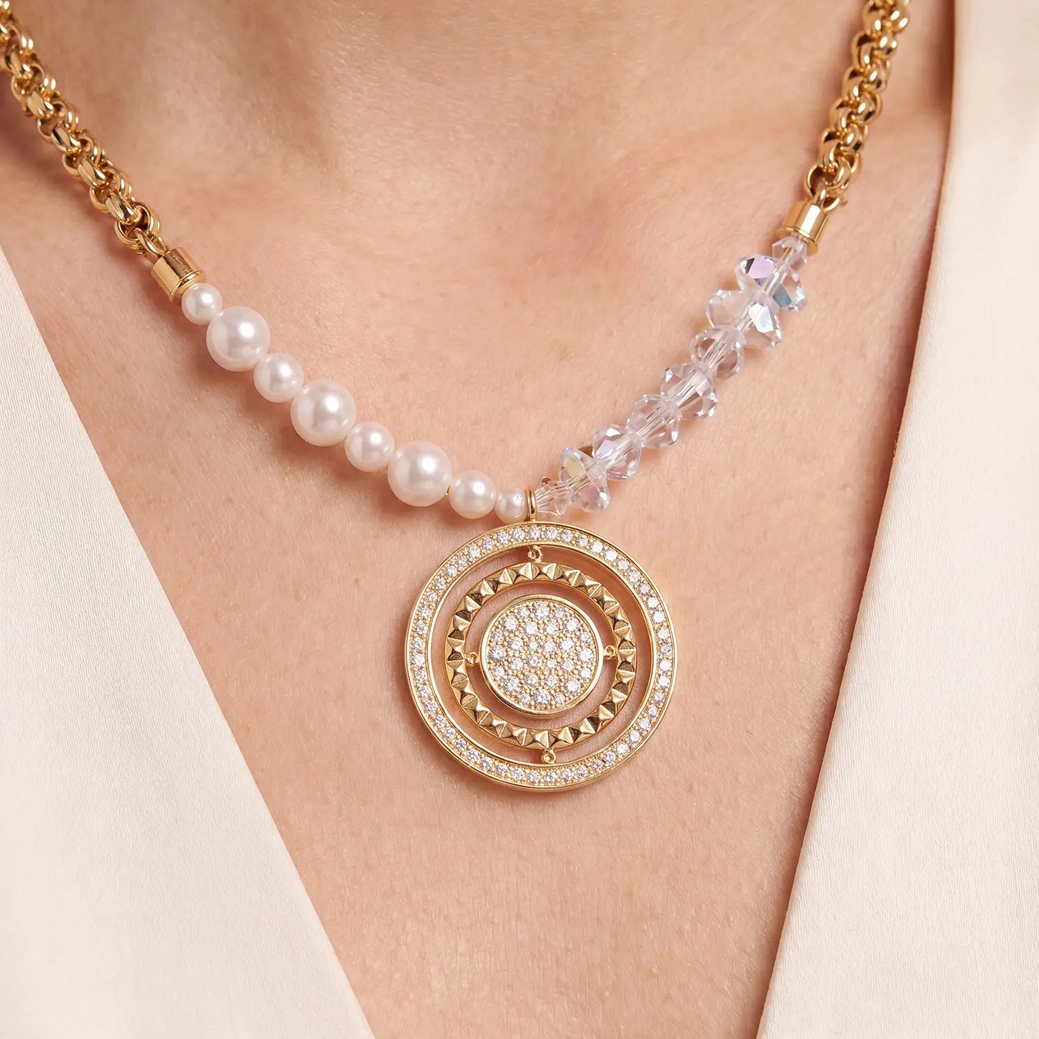COEUR DE LION Necklace Amulet Fusion Sparkle Gold – on model