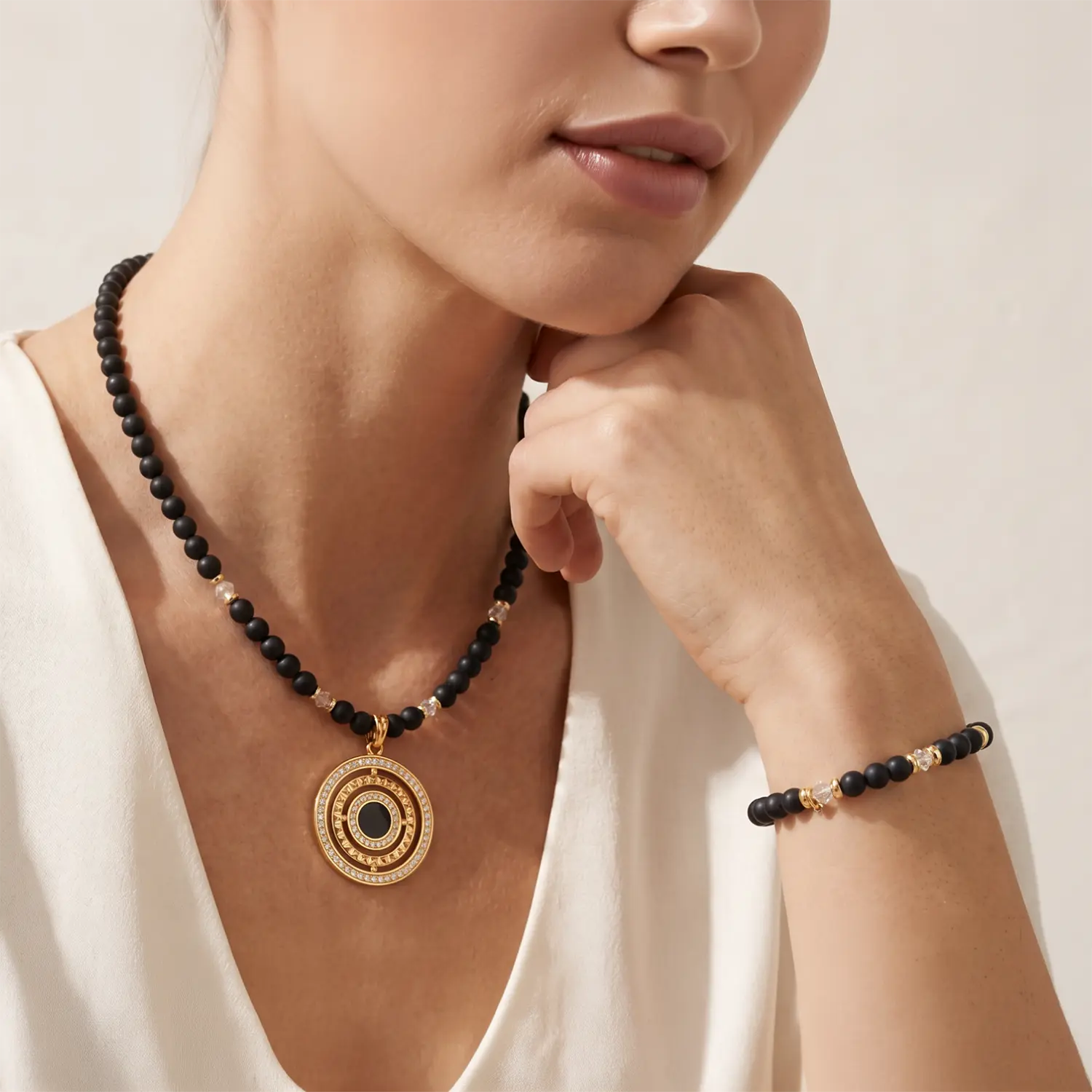 COEUR DE LION Bracelet Modern Icon Noir Gold – on model