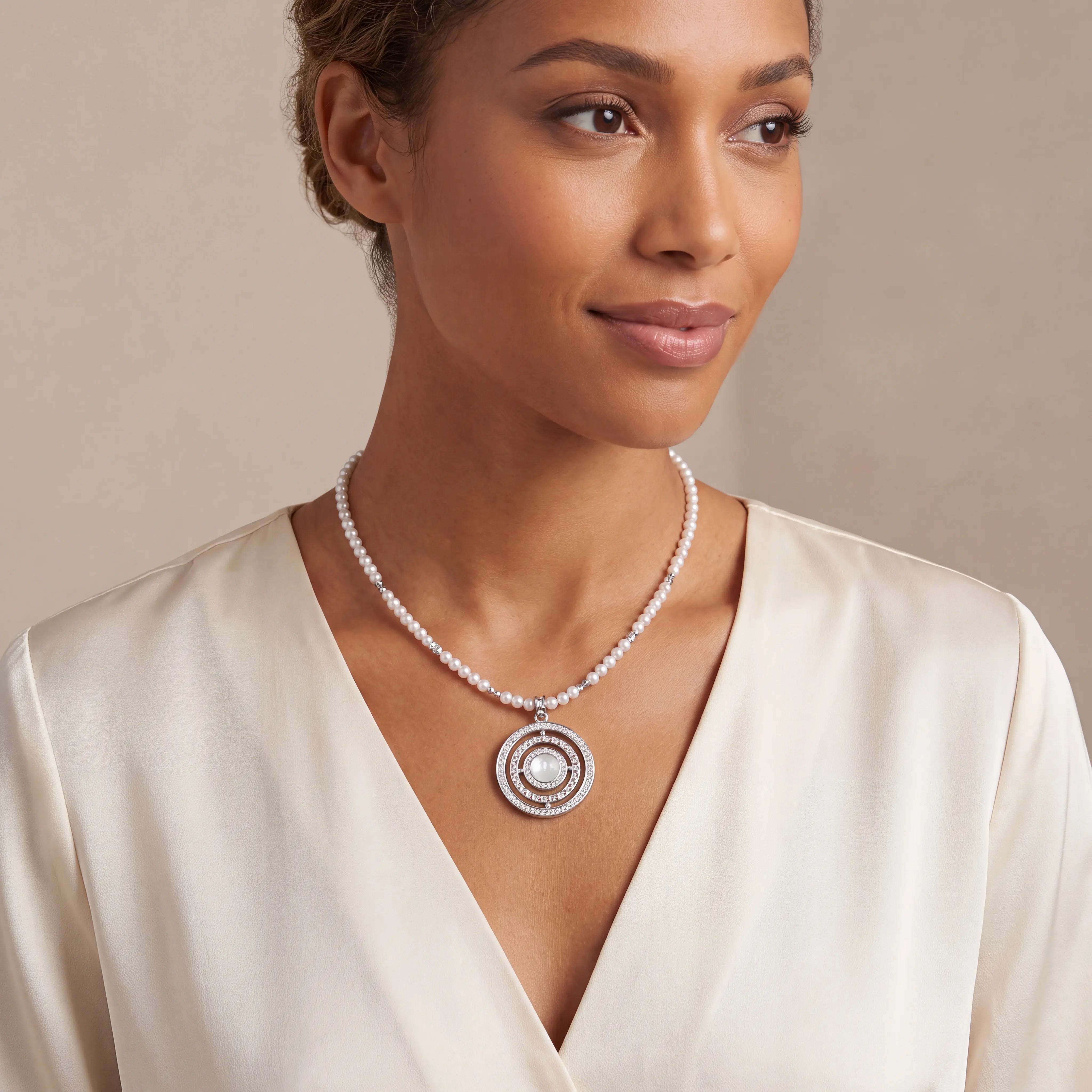 COEUR DE LION Necklace Amulet Modern Icon Pearl Silver – on model