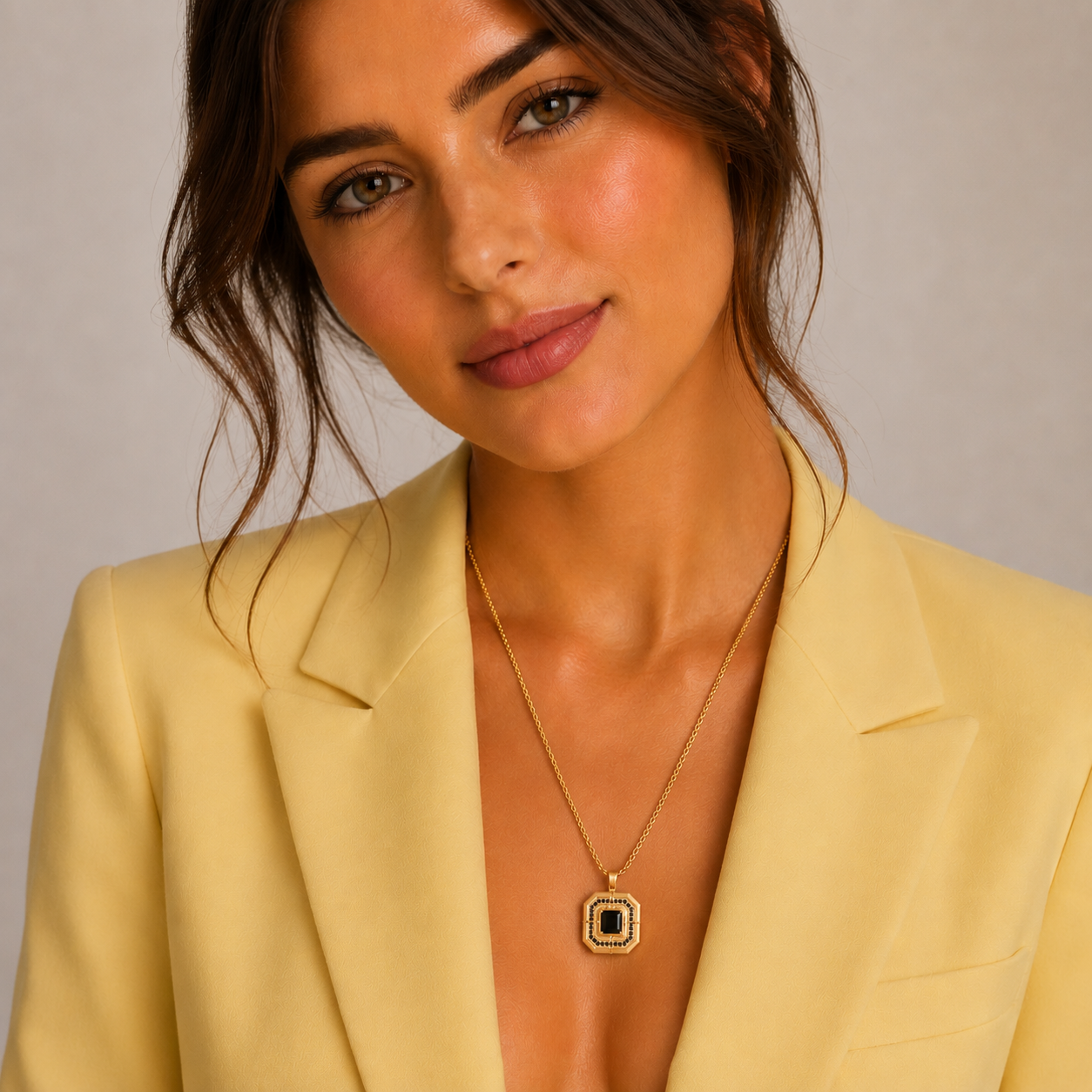 COEUR DE LION Necklace Amulet Icon Frame Pure Noir Gold – on model