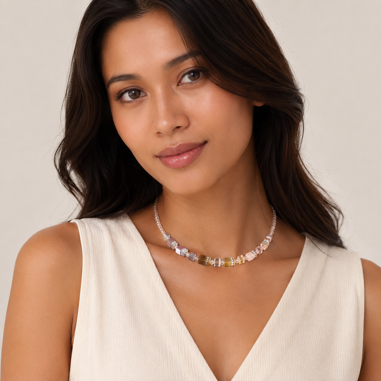 COEUR DE LION GeoCUBE® Precious Nature Necklace Tricolor Sand – on model
