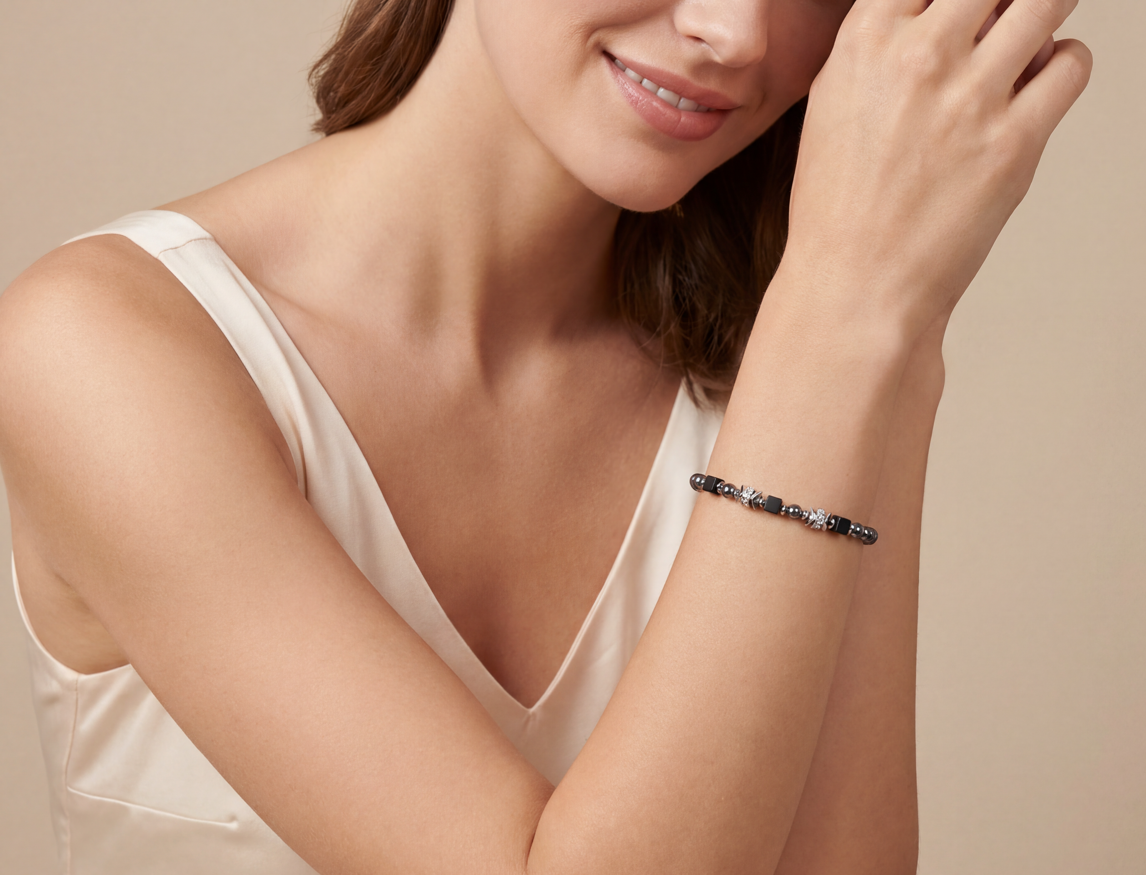 COEUR DE LION Beads & Pearls Spike Bracelet Anthracite – on model