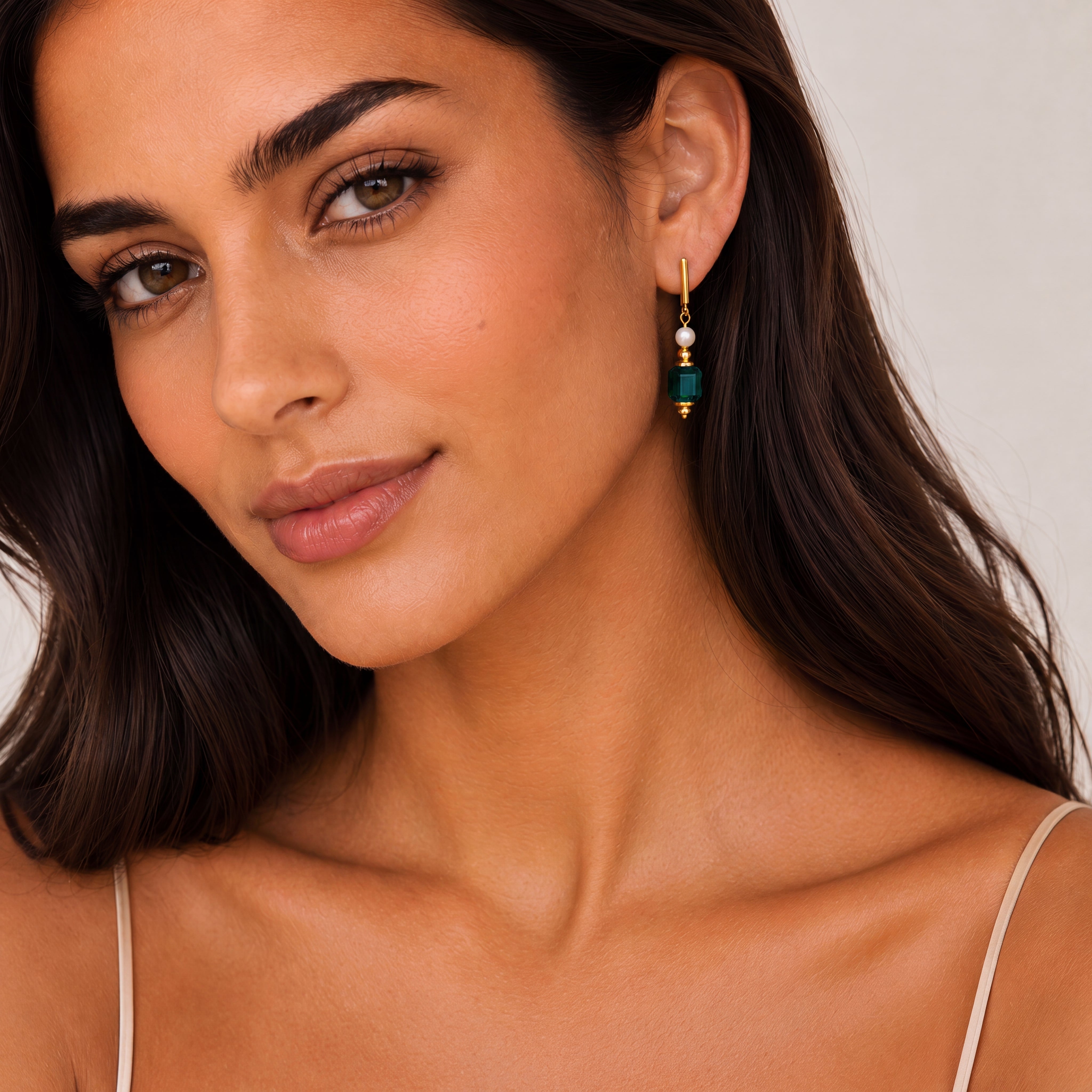COEUR DE LION Cocktail Pearls Stud Earrings Emerald – on model