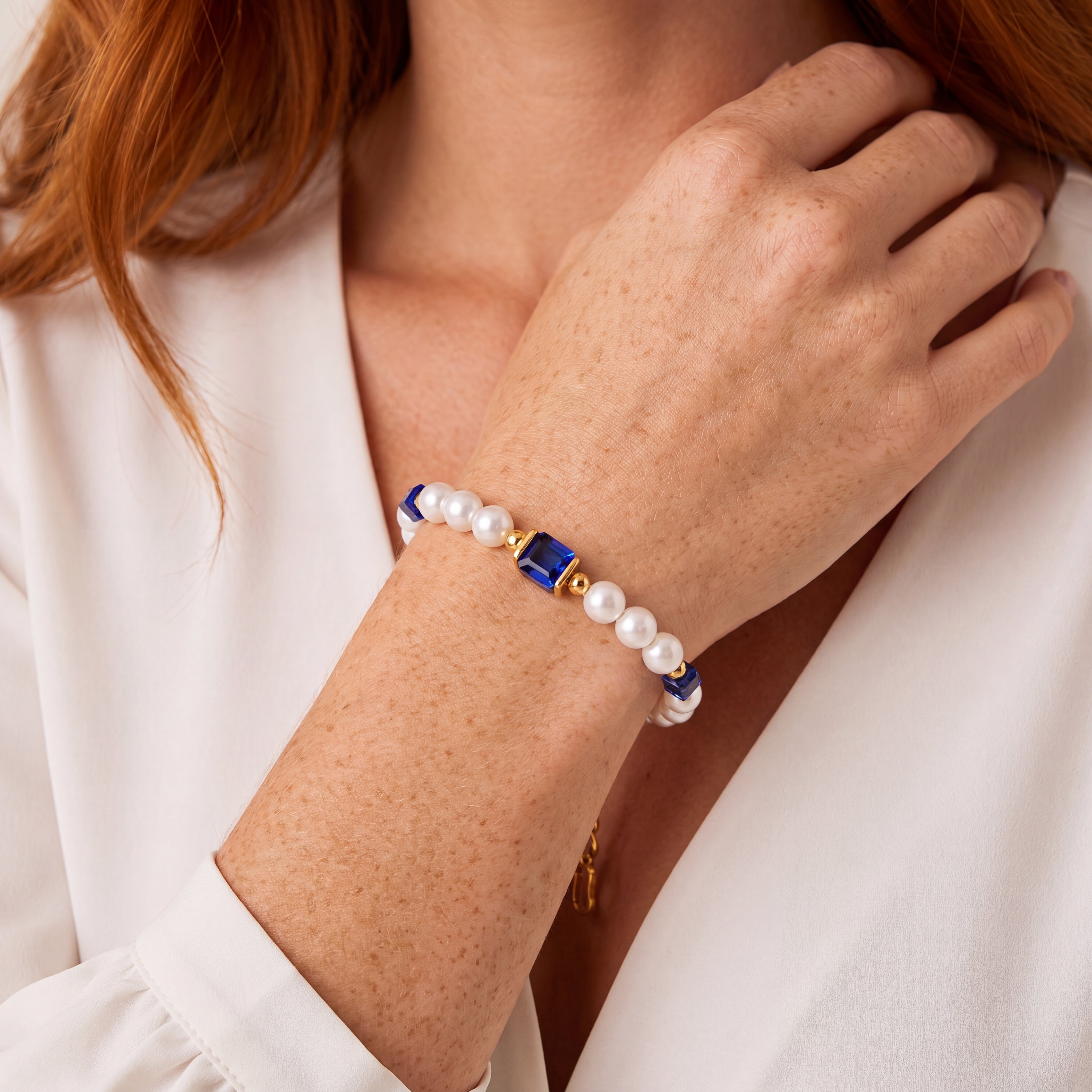 COEUR DE LION Cocktail Pearls Bracelet Sapphire – on model