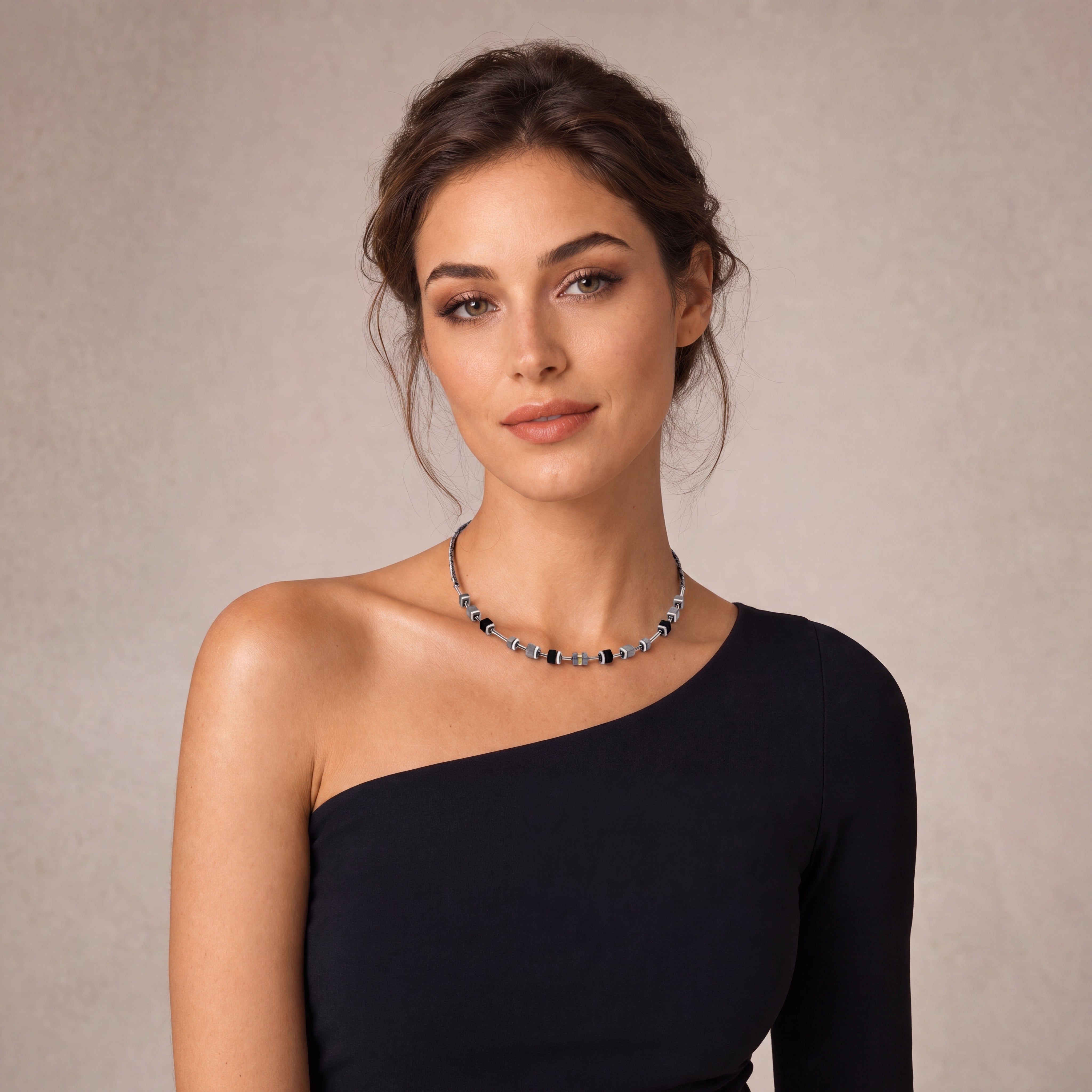 COEUR DE LION Cube Eclipse Necklace Onyx – on model