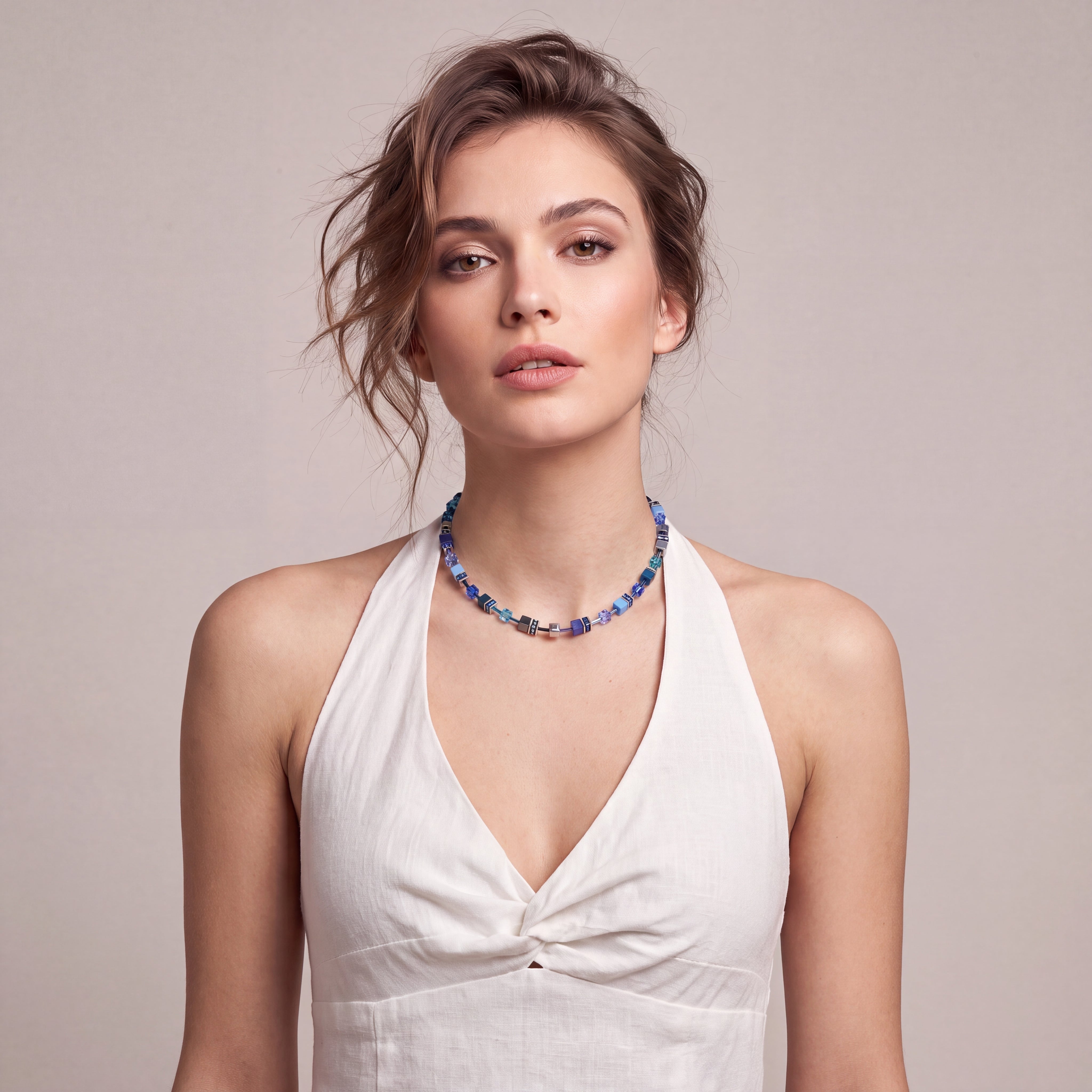 COEUR DE LION GeoCUBE® Iconic Necklace Azure Spirit Silver – on model
