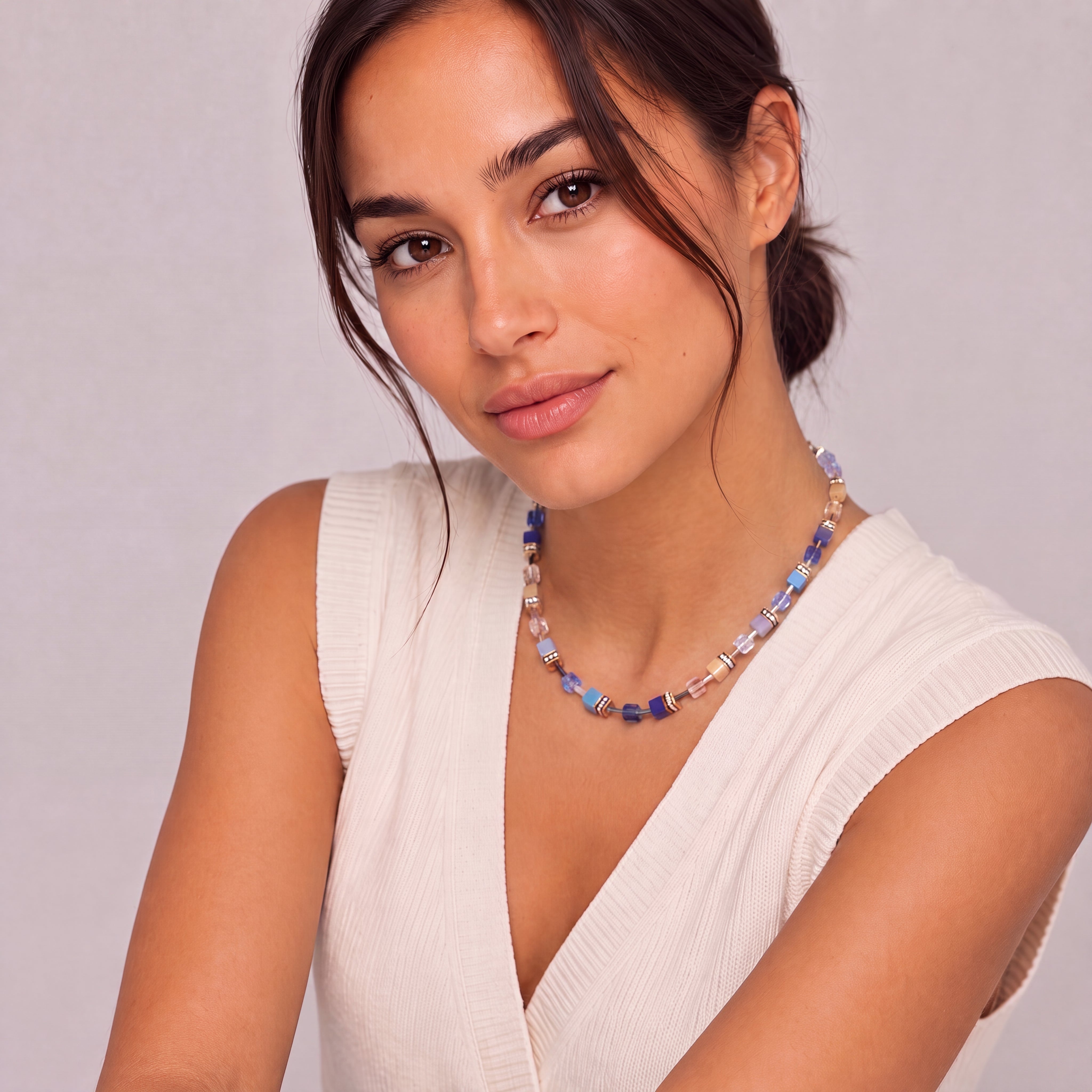 COEUR DE LION GeoCUBE® Iconic Necklace Azure Glow Gold – on model
