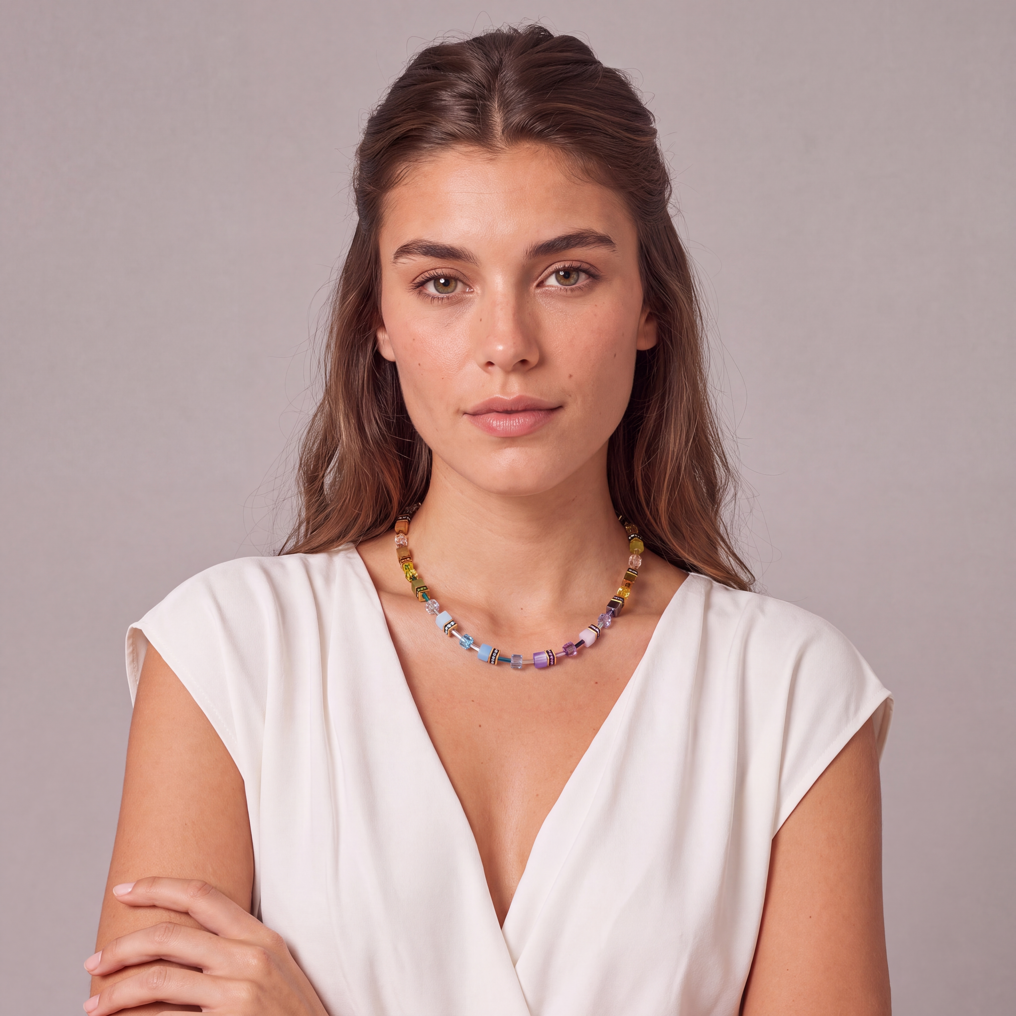 COEUR DE LION GeoCUBE® Iconic Necklace Multicolor Boho Gold – on model