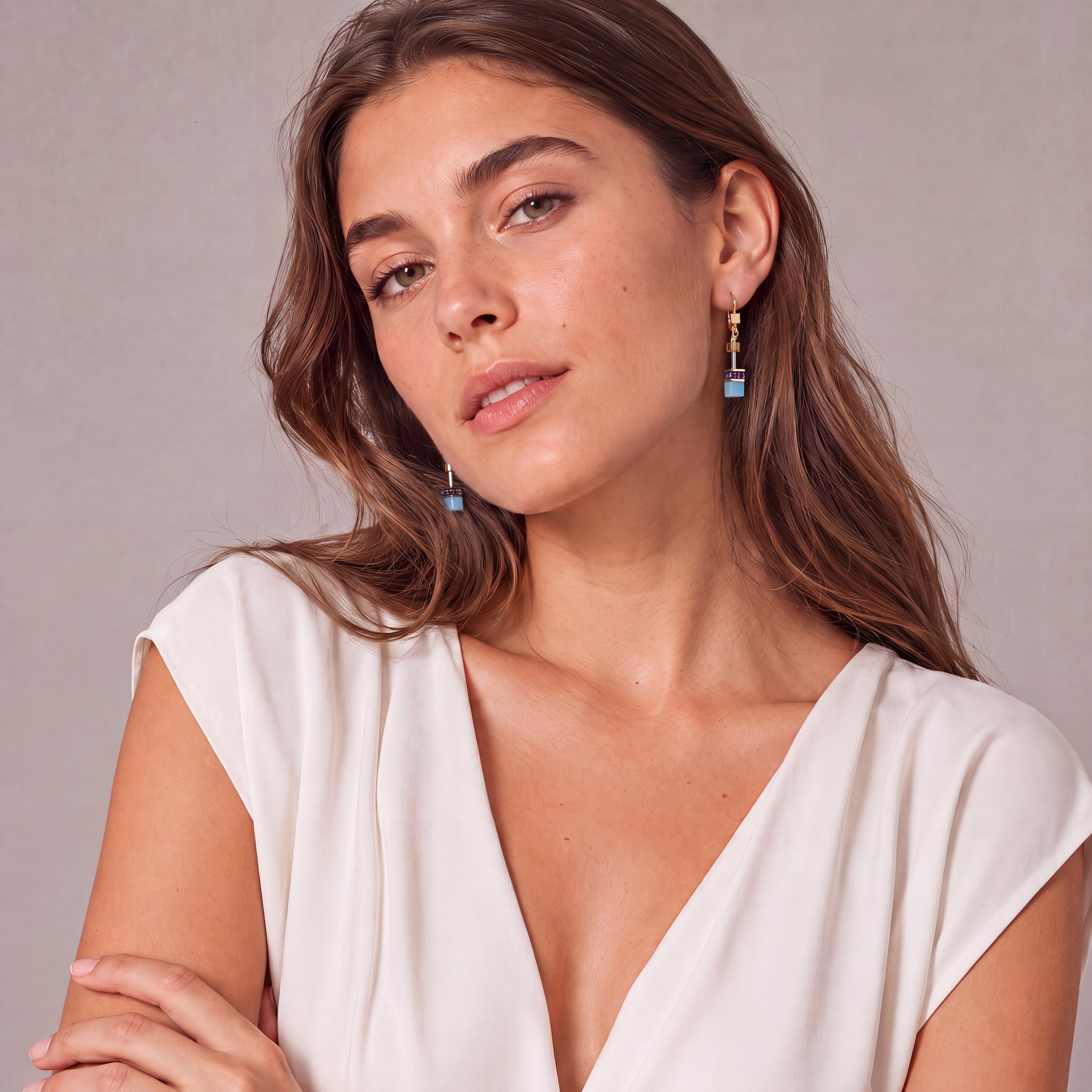 COEUR DE LION GeoCUBE® Iconic Drop Earrings Multicolor Joy Gold – on model