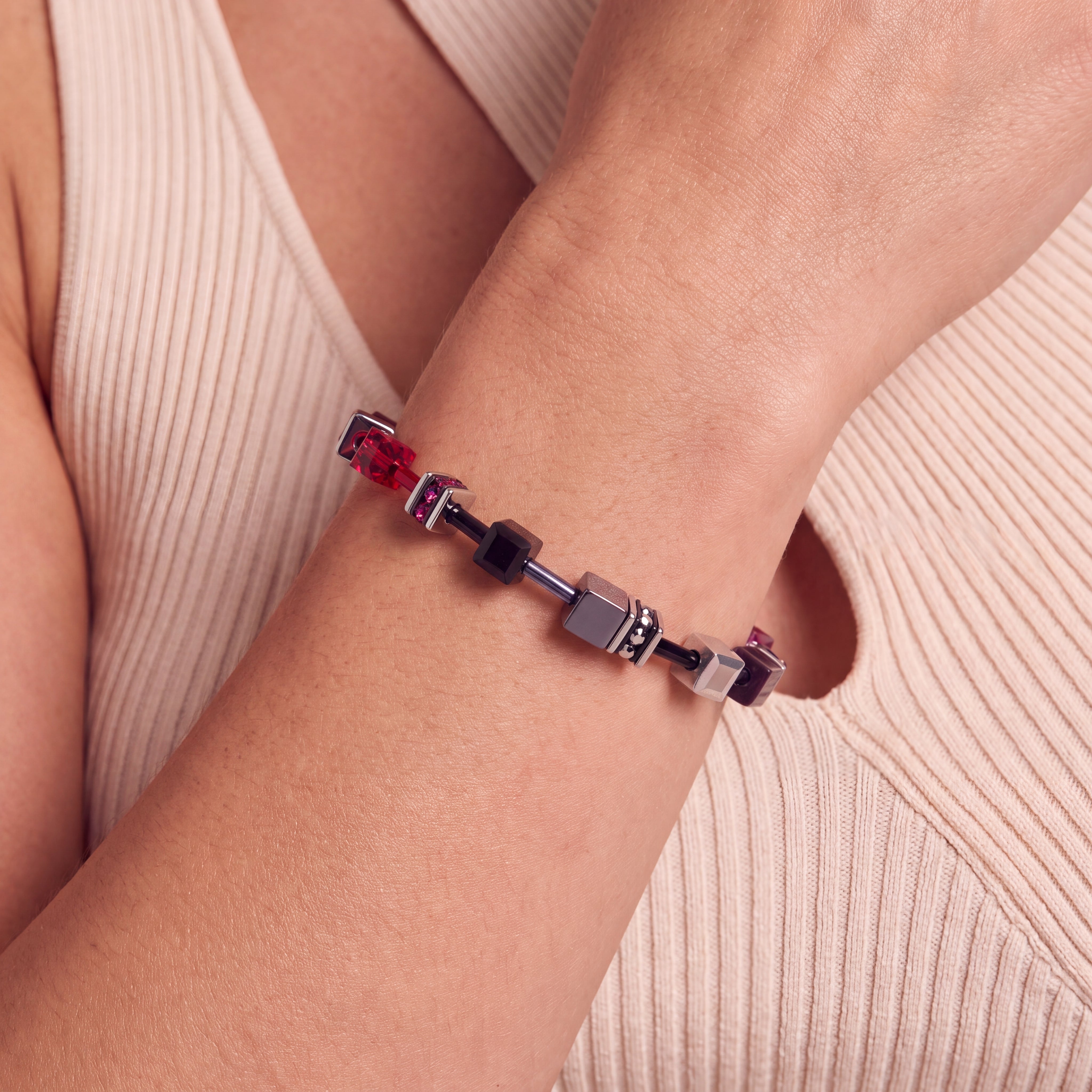 COEUR DE LION GeoCUBE® Iconic Bracelet Ruby Noir Silver – on model