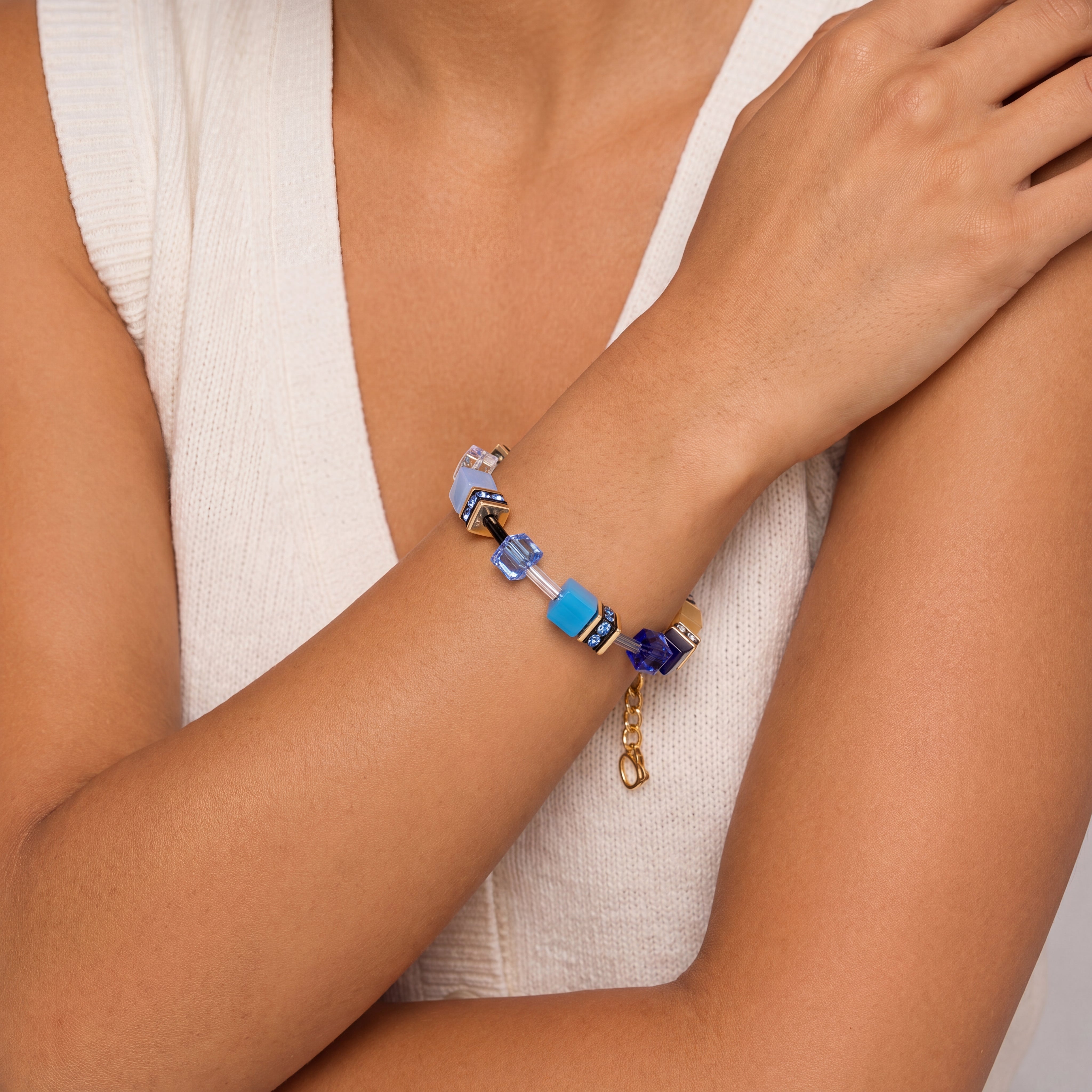 COEUR DE LION GeoCUBE® Iconic Bracelet Azure Glow Gold – on model