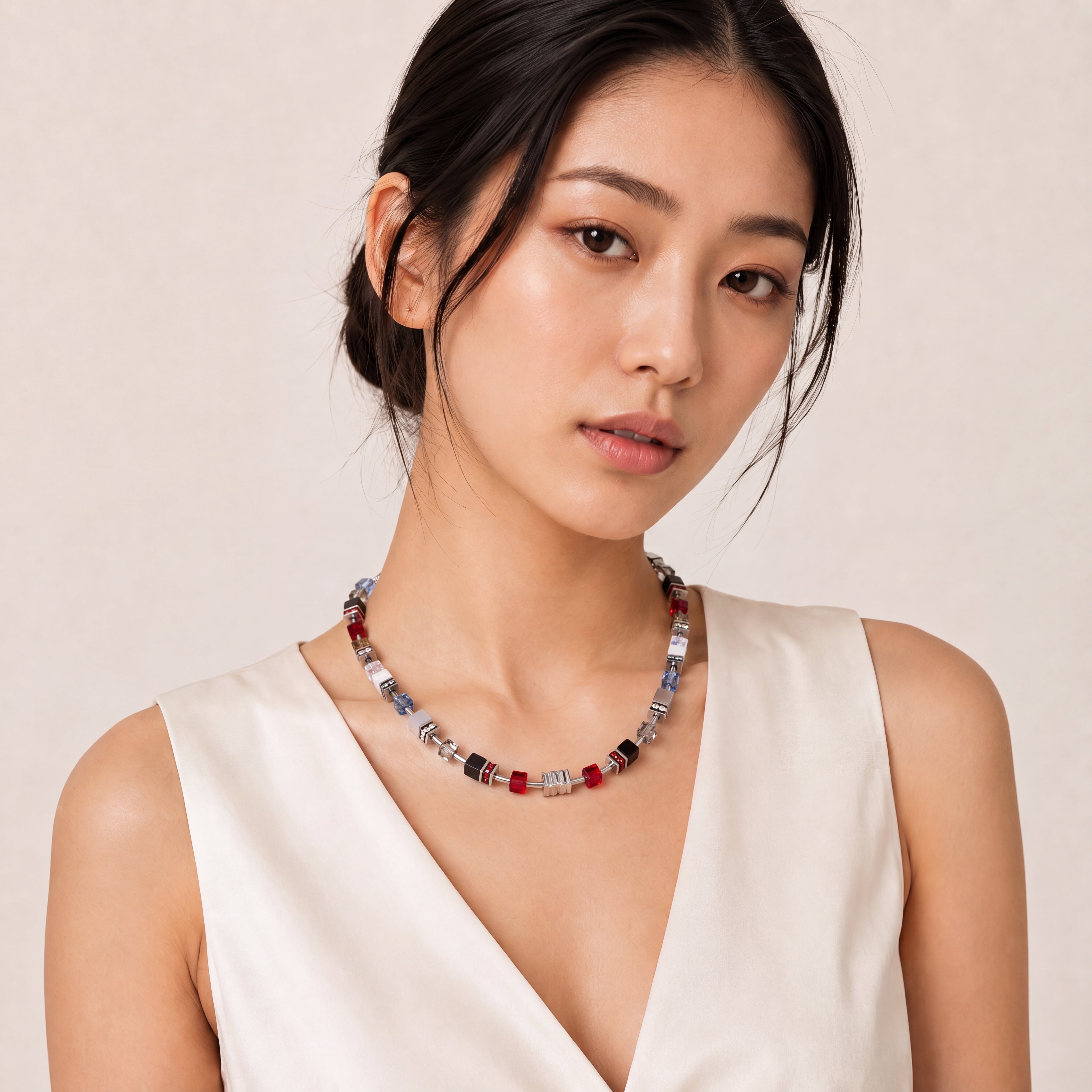 COEUR DE LION GeoCUBE® Iconic Wave Necklace Urban Silver – on model