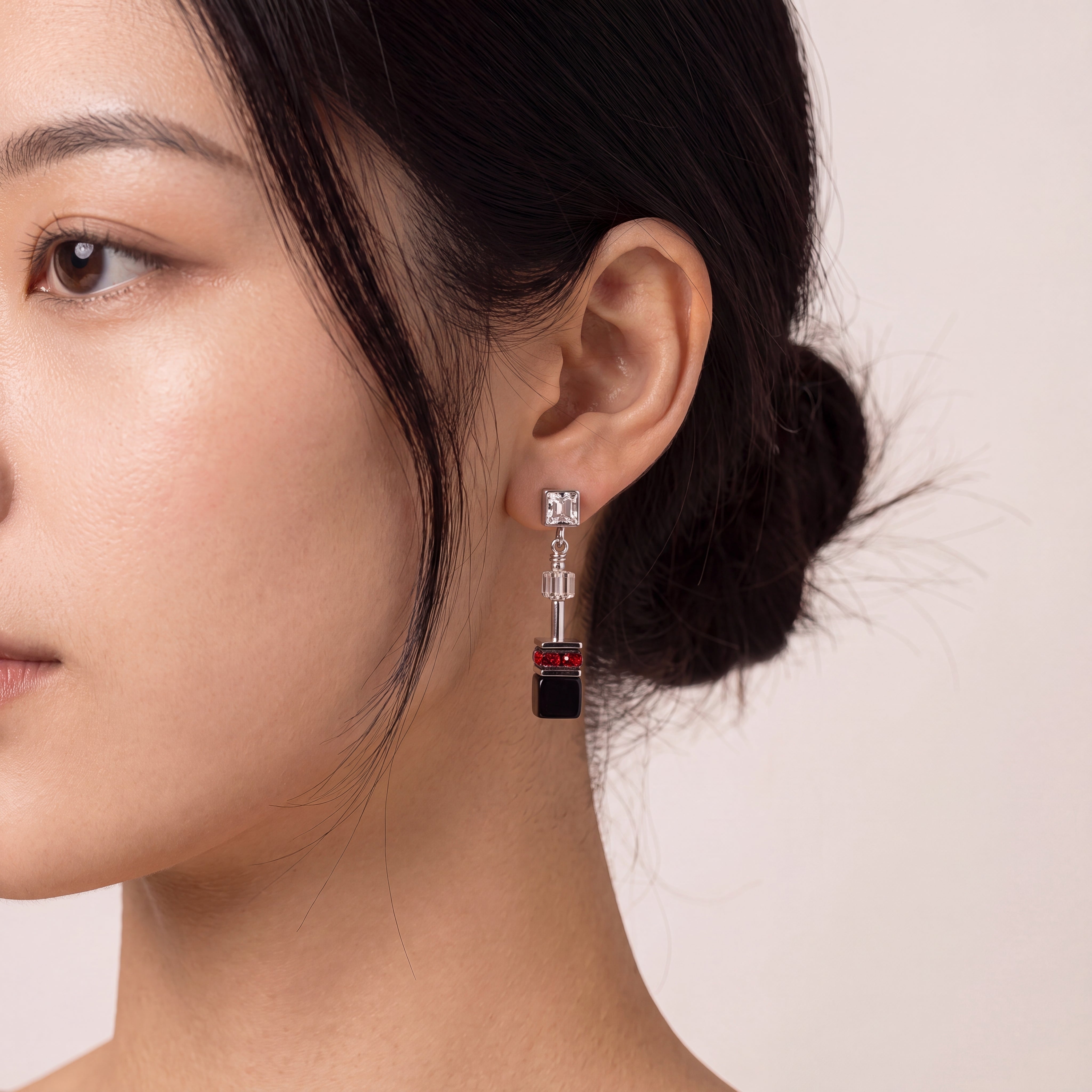 COEUR DE LION GeoCUBE® Iconic Wave Stud Earrings Urban Silver – on model