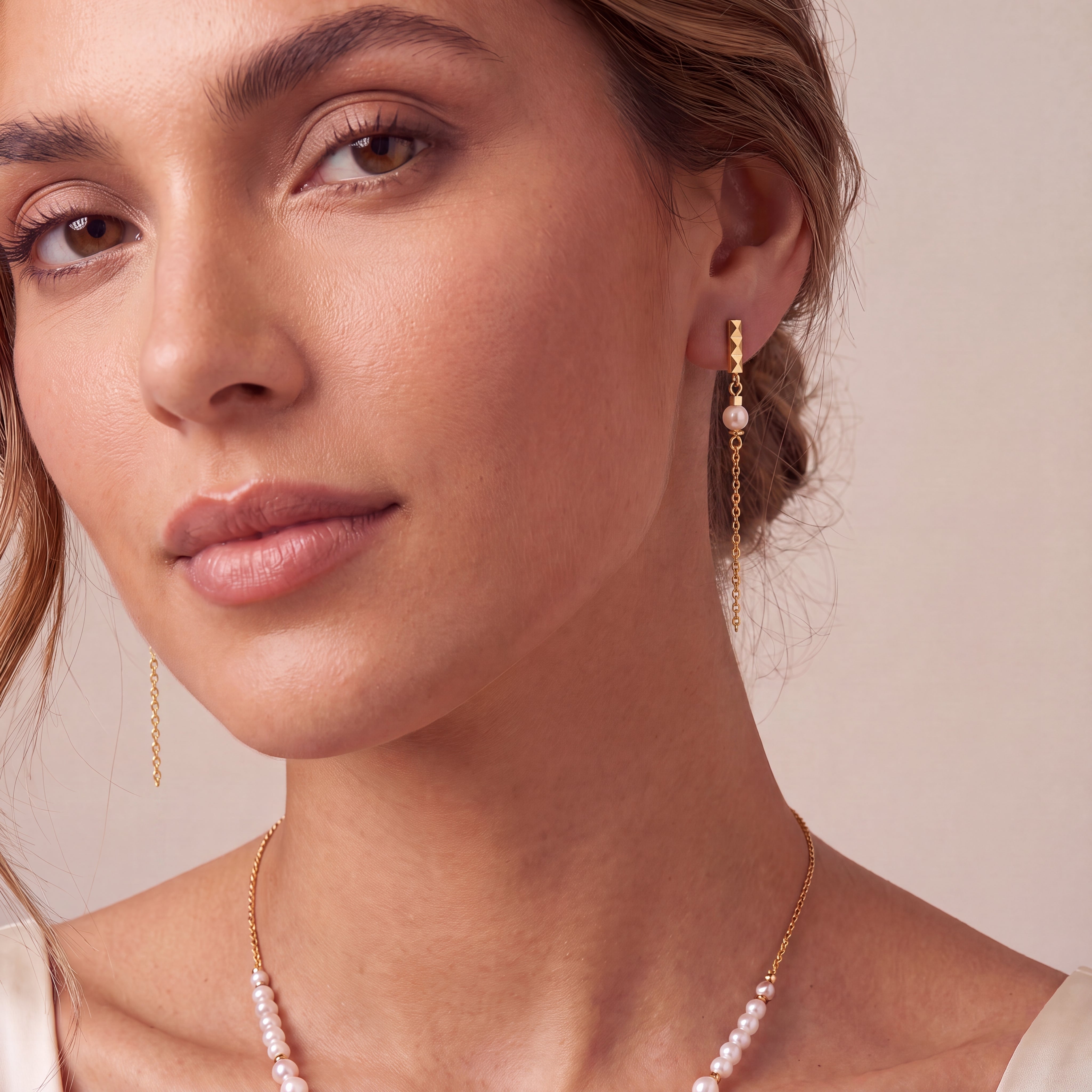 COEUR DE LION Drop Earrings Slider Pearl Spike Gold – on model
