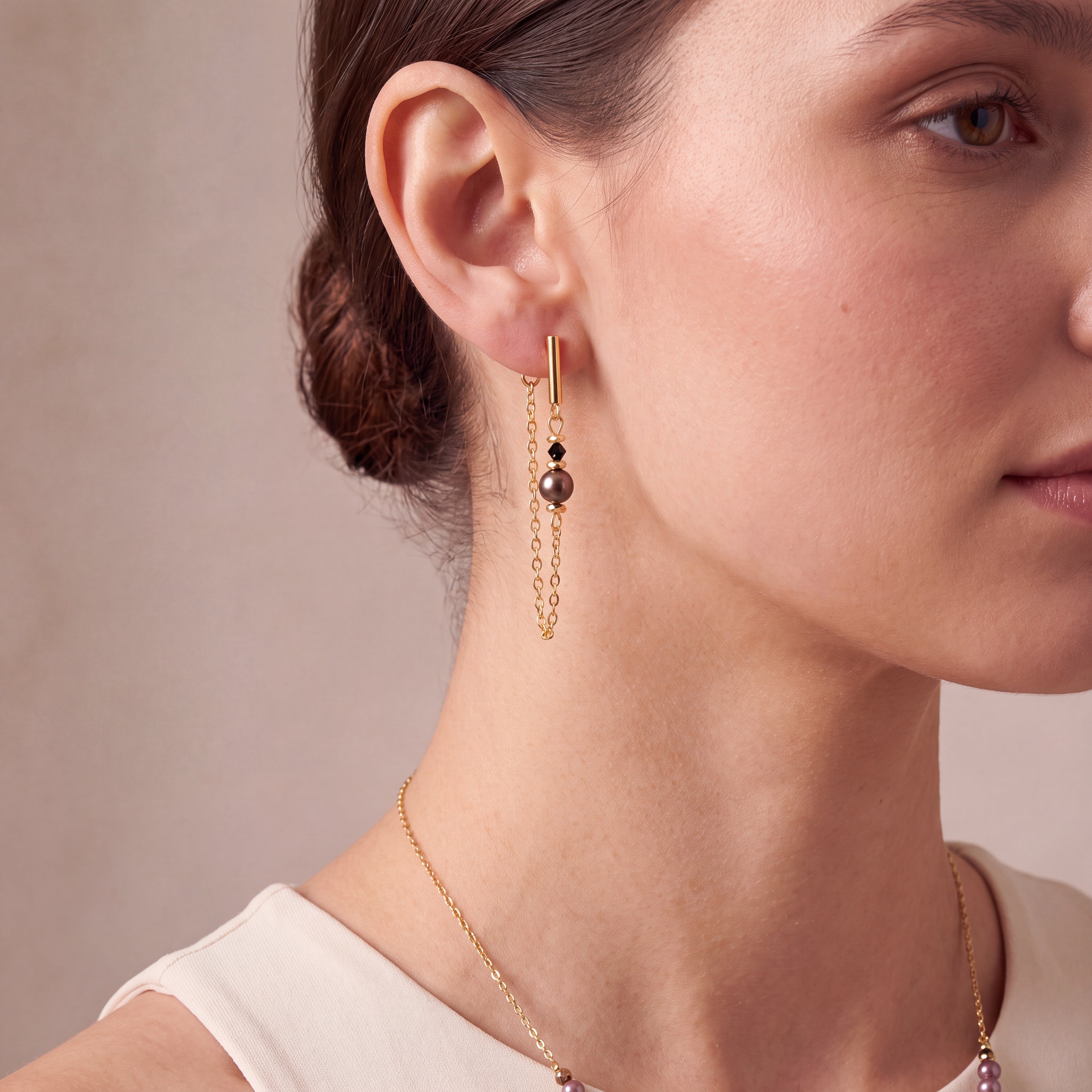 COEUR DE LION Drop Earrings Slider Earth Gold – on model