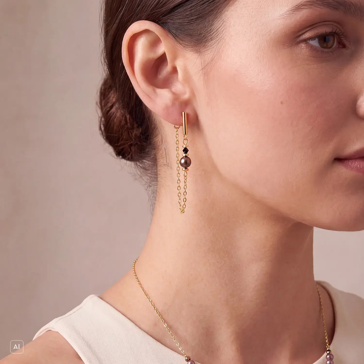COEUR DE LION Drop Earrings Slider Earth Gold – on model