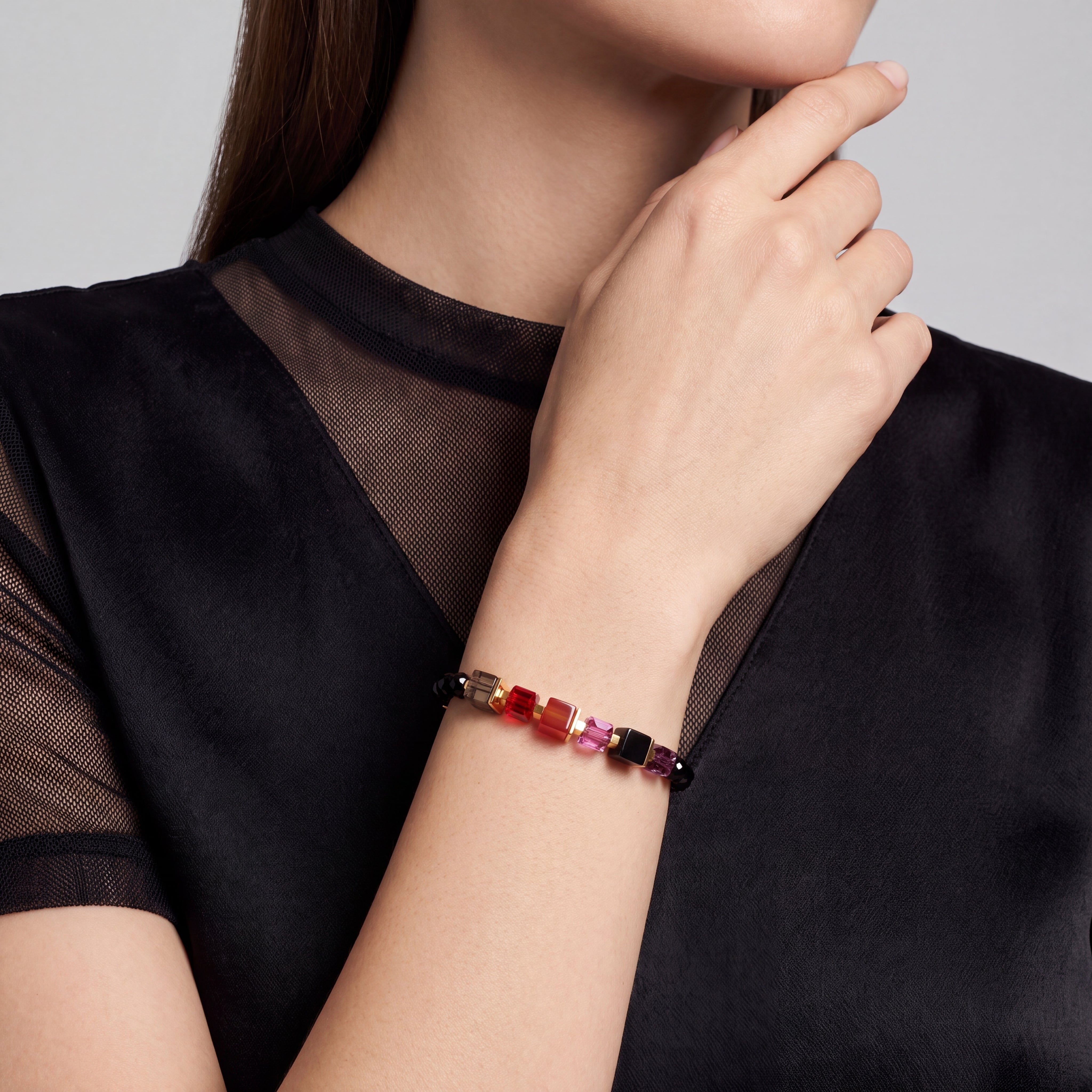 COEUR DE LION Bracelet Cube Mix Precious Berry Gold – on model