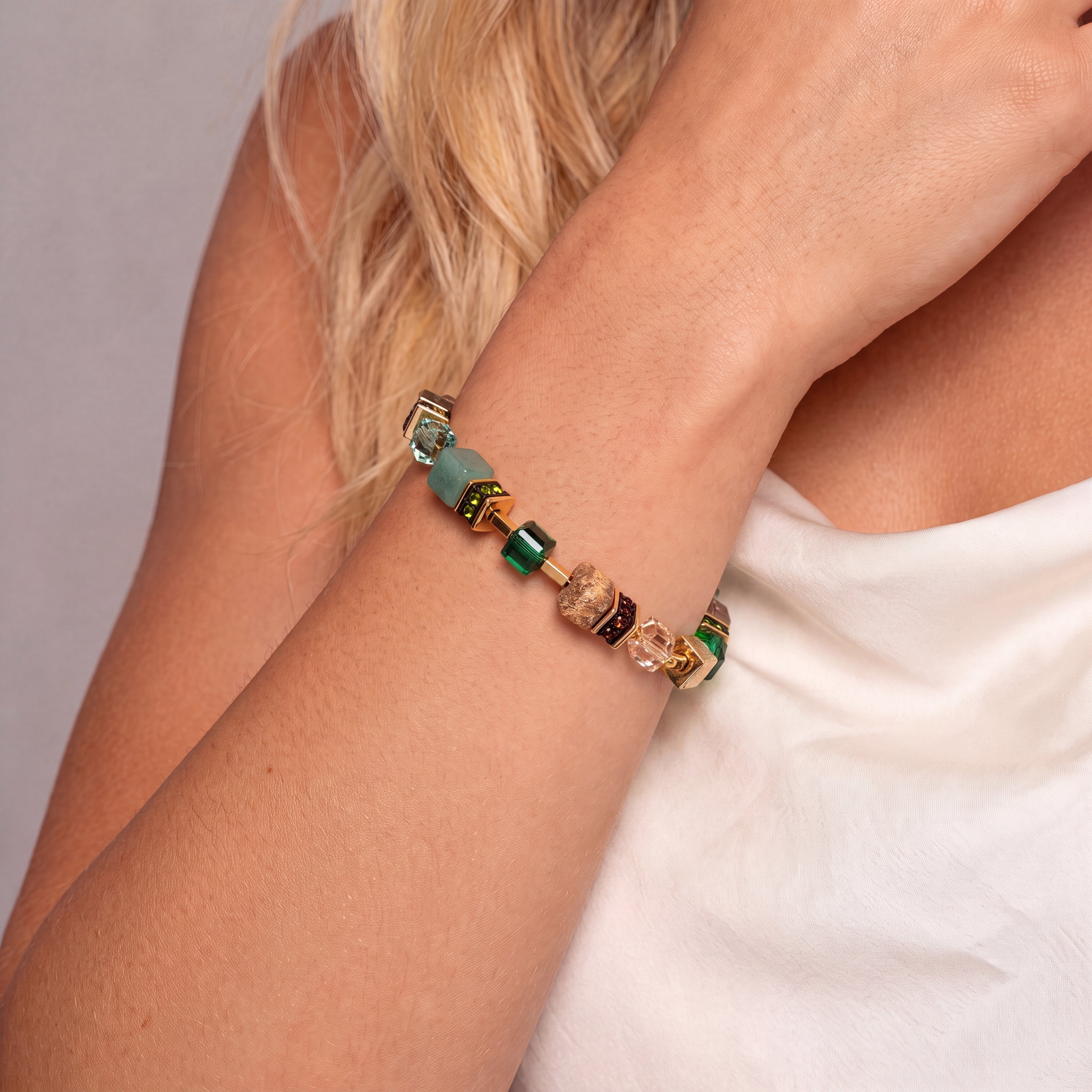 COEUR DE LION GeoCUBE® Precious Statement Bracelet Emerald Garden – on model