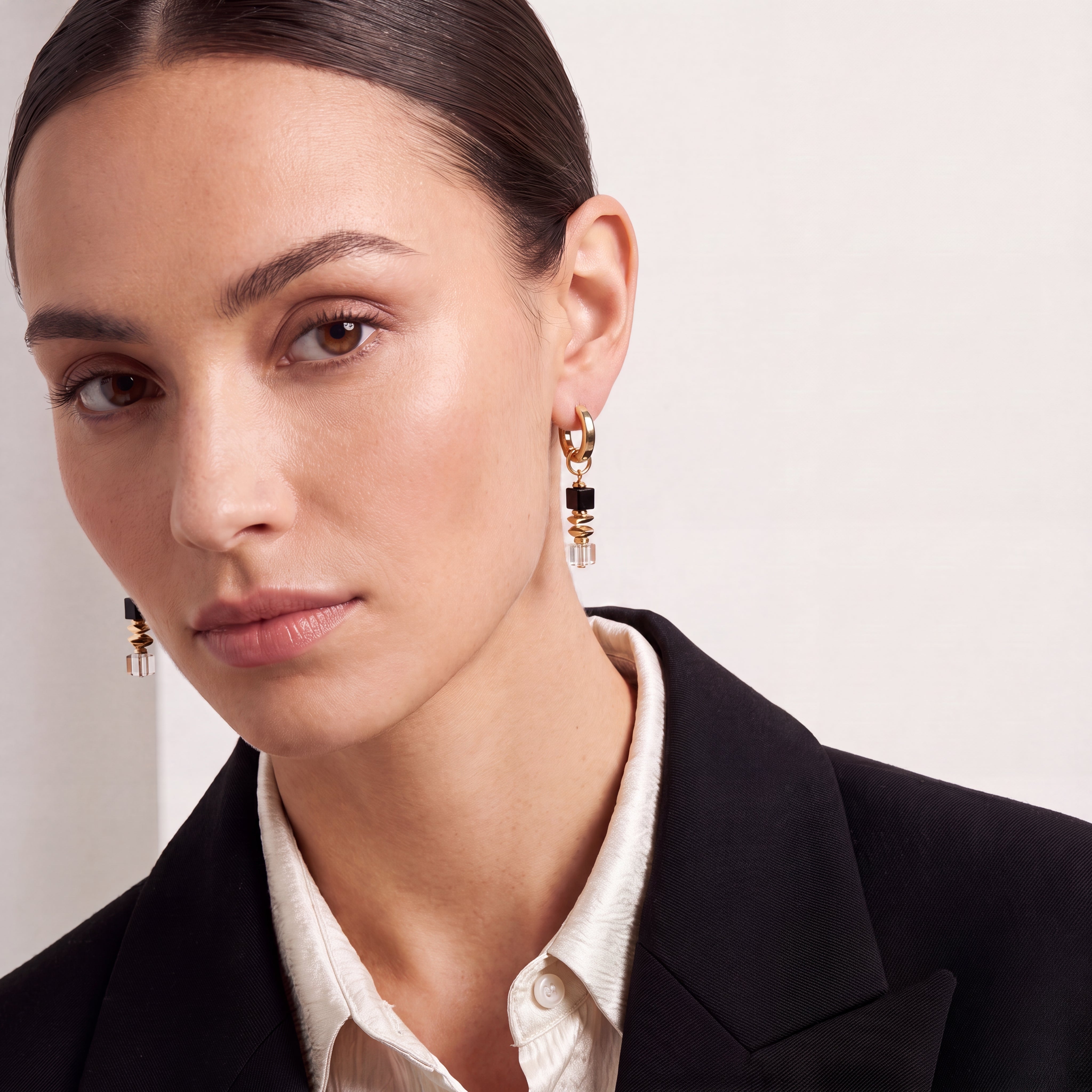 COEUR DE LION Hoop Earrings Wave Cube Flow gold-black – on model