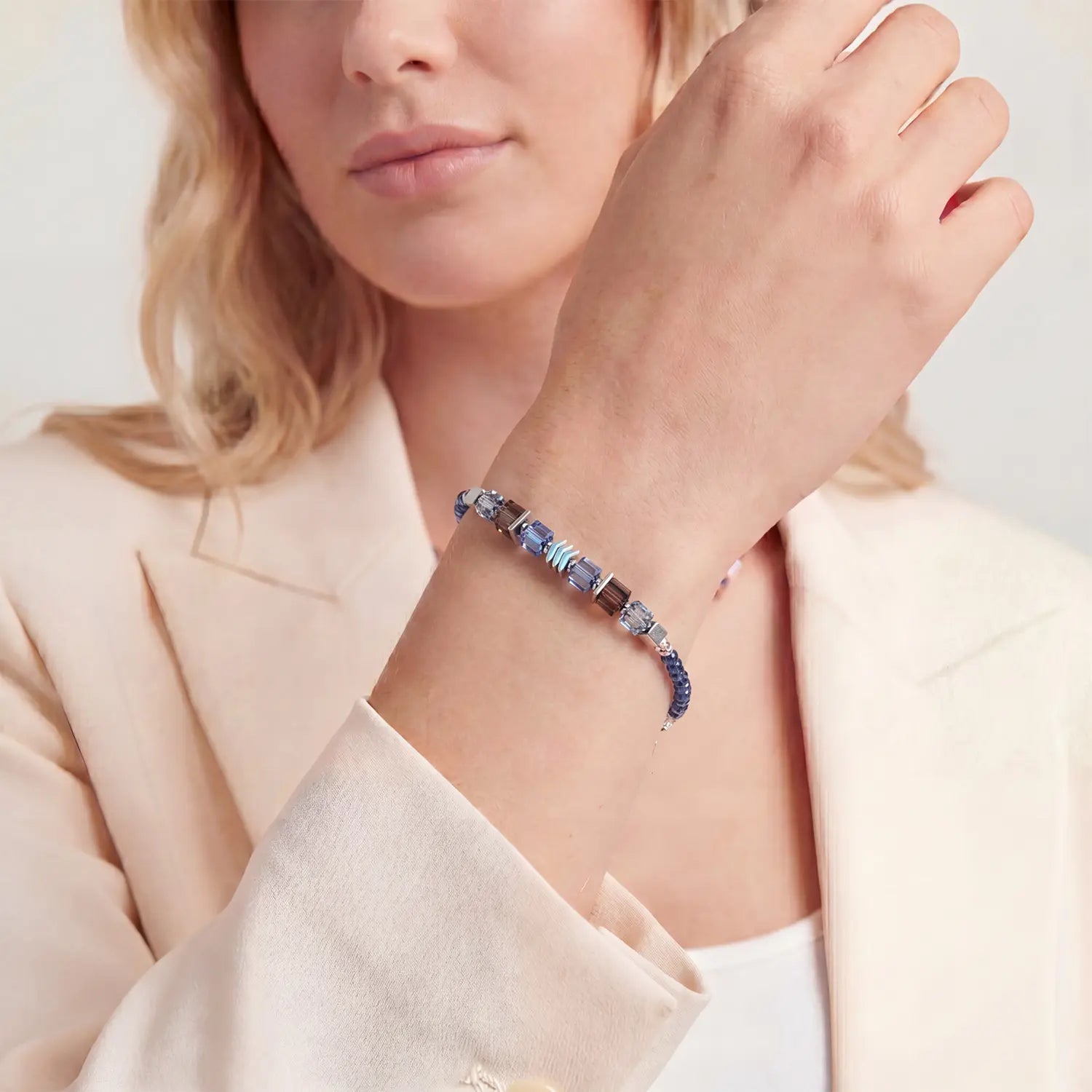 COEUR DE LION Bracelet Wave Cube Flow silver-blue – on model