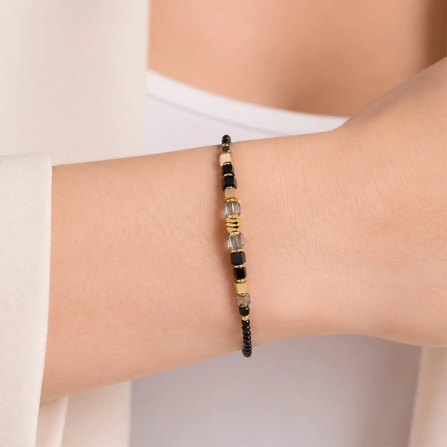 COEUR DE LION Bracelet Wave Cube Flow gold-black – on model