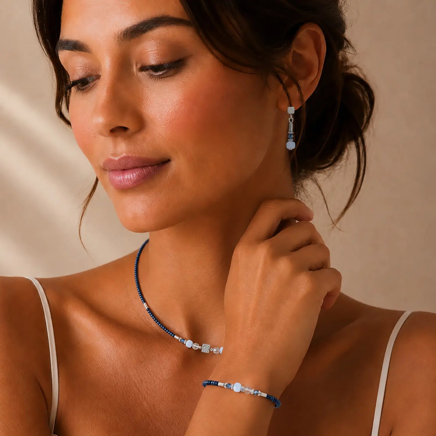 COEUR DE LION Stud Earrings Cube Balance Blue Mist – on model