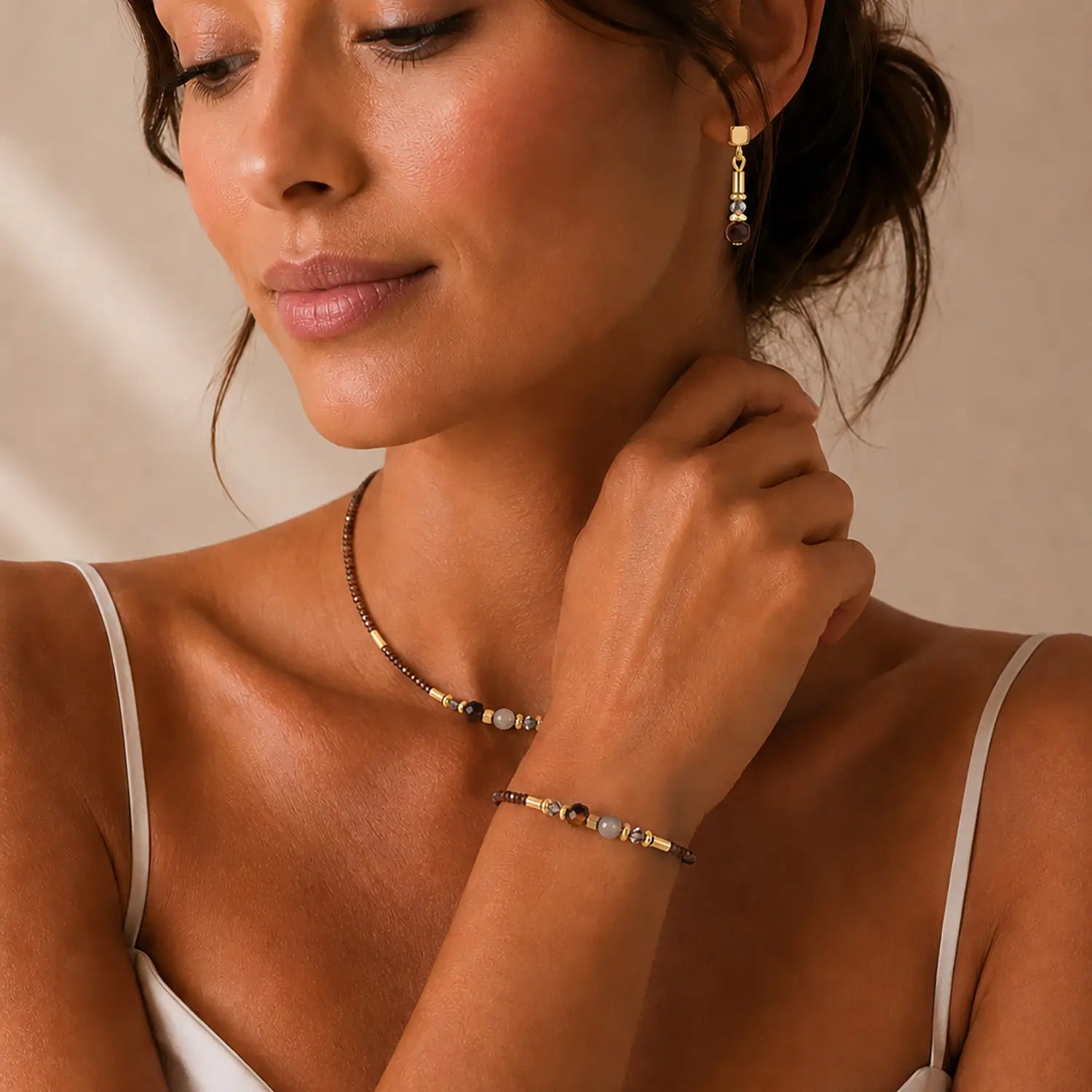 COEUR DE LION Stud Earrings Cube Balance Golden Hazel – on model