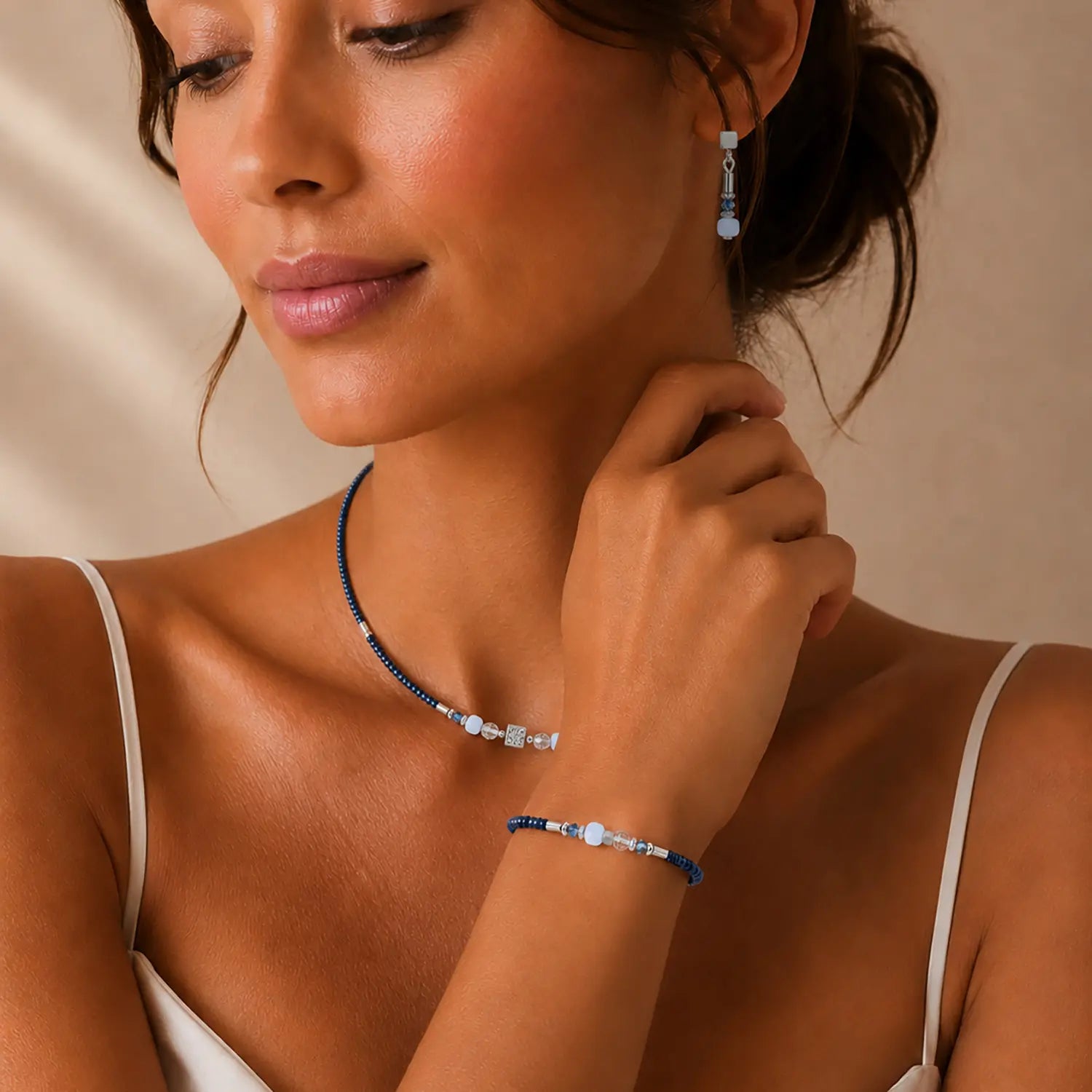 COEUR DE LION Bracelet Cube Balance Blue Mist – on model