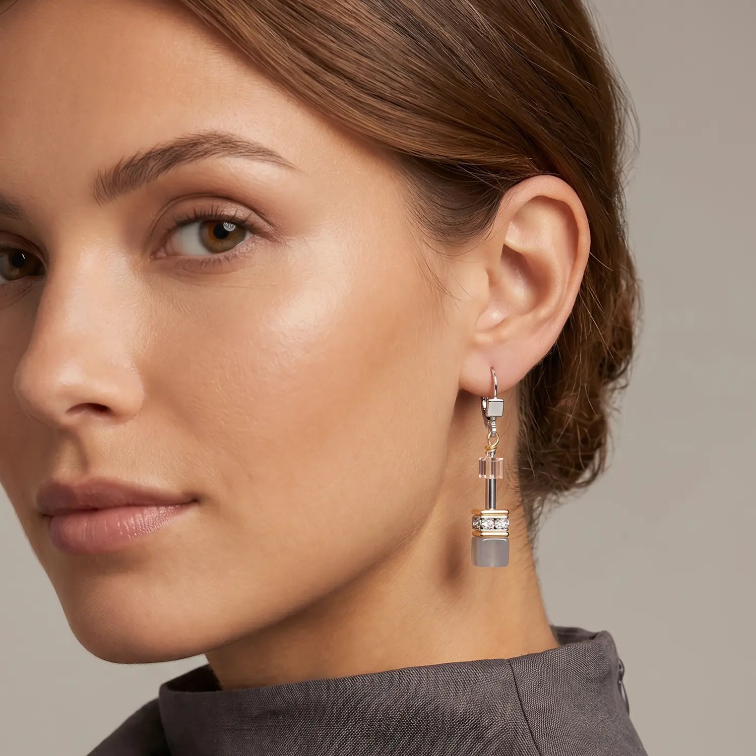 COEUR DE LION GeoCUBE® Drop Earrings Agate & Hematite grey-gold – on model