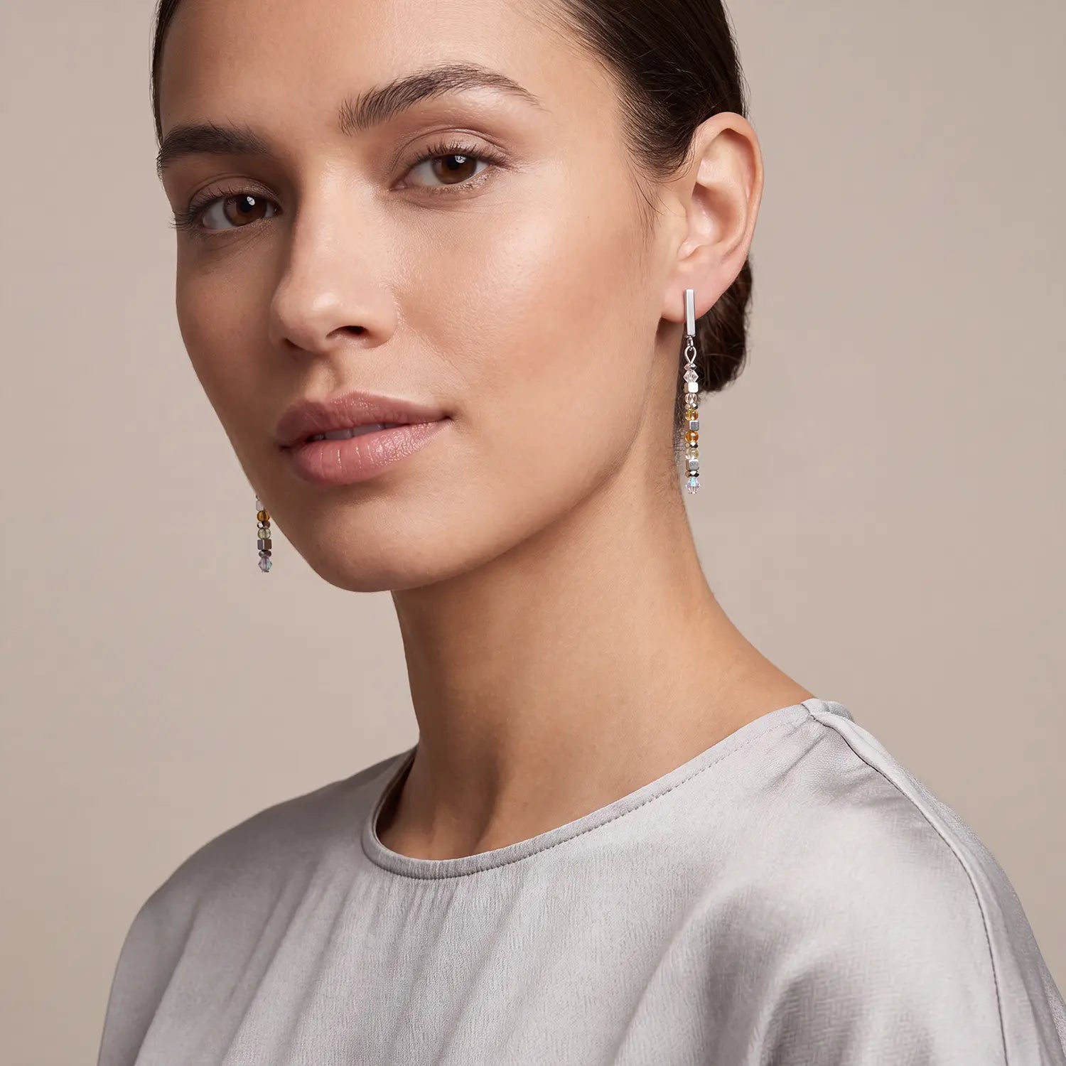 COEUR DE LION Earrings Fusion Offset Graphic green-petrol – on model