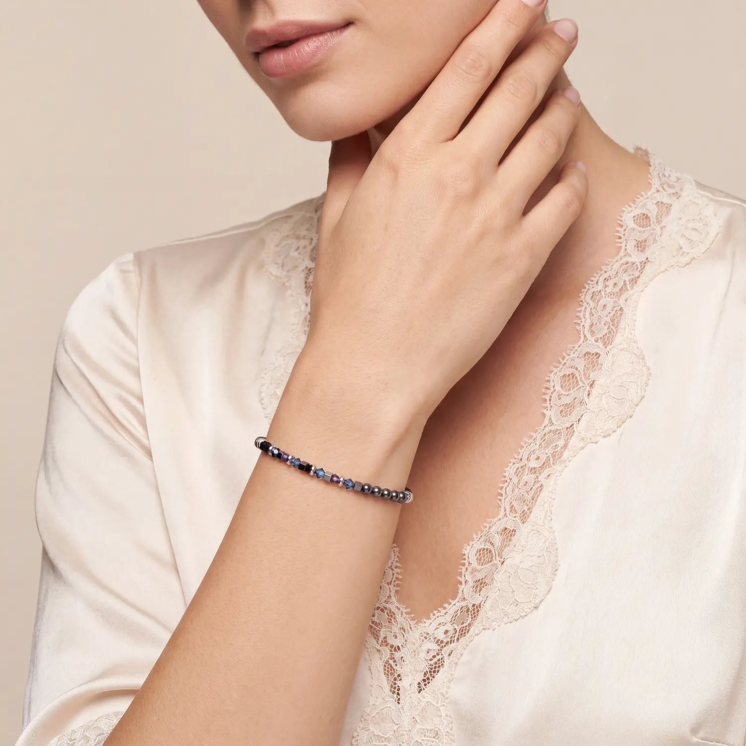 COEUR DE LION Bracelet Fusion Offset Graphic grey-black – on model