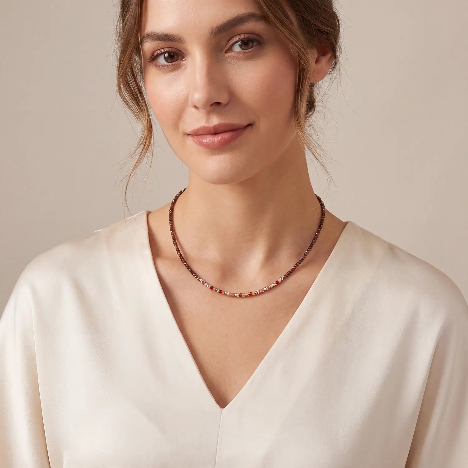 COEUR DE LION Necklace Golden Whisper brown-red – on model