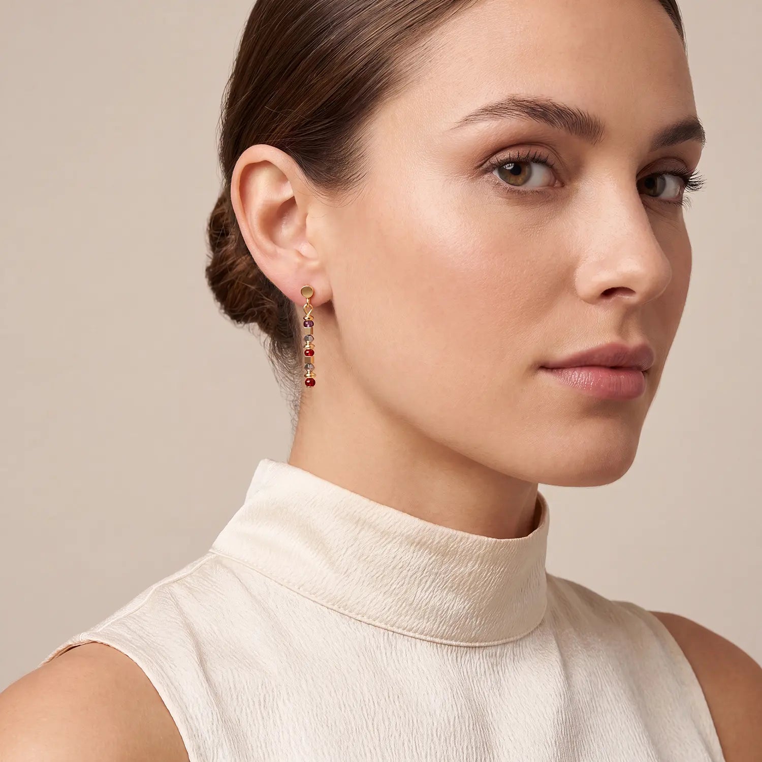 COEUR DE LION Earrings Golden Whisper brown-red – on model