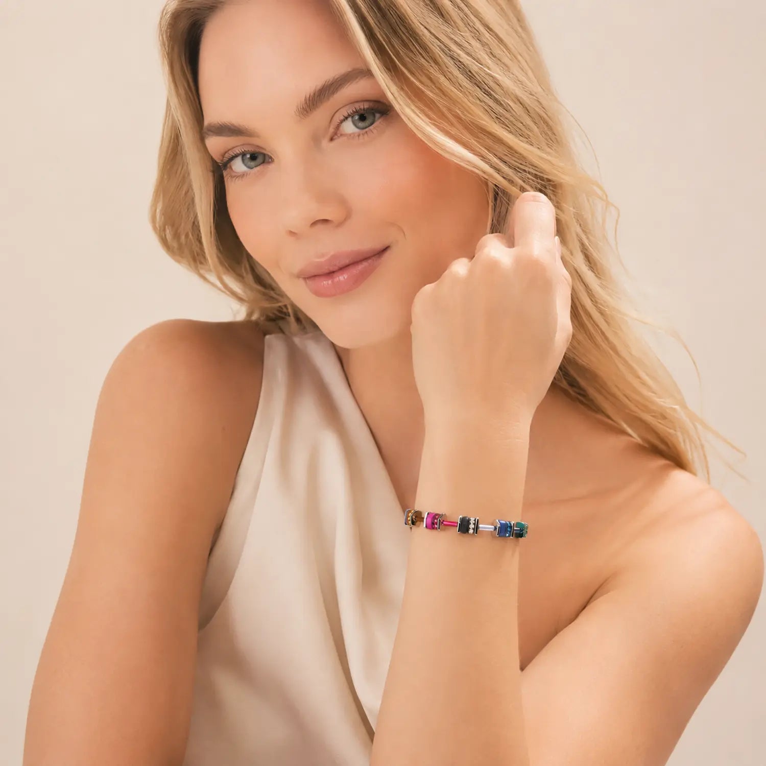 COEUR DE LION GeoCUBE® Bracelet classic Polaris & Rhinestone multicolour Winter – on model