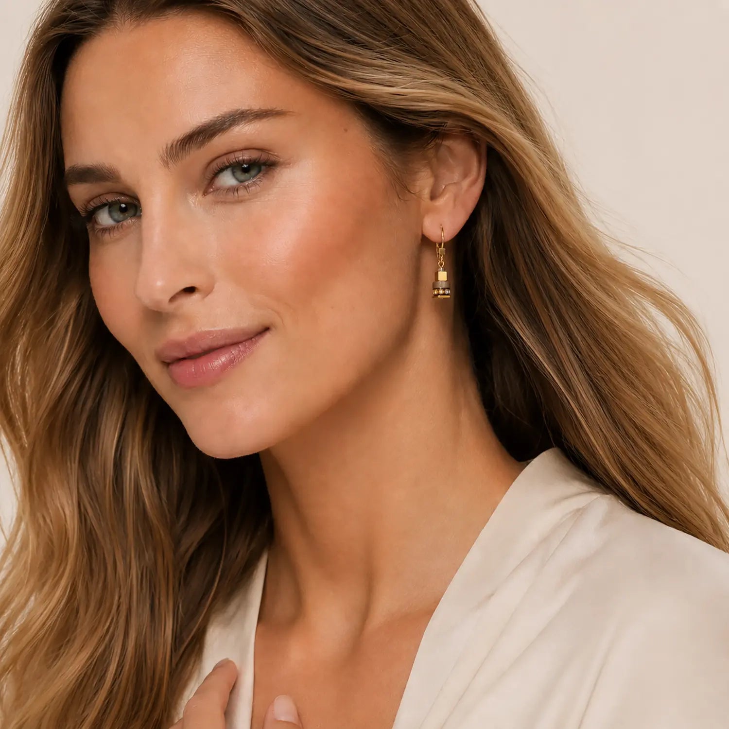 COEUR DE LION Earrings Urban Nature Cube beige-gold – on model