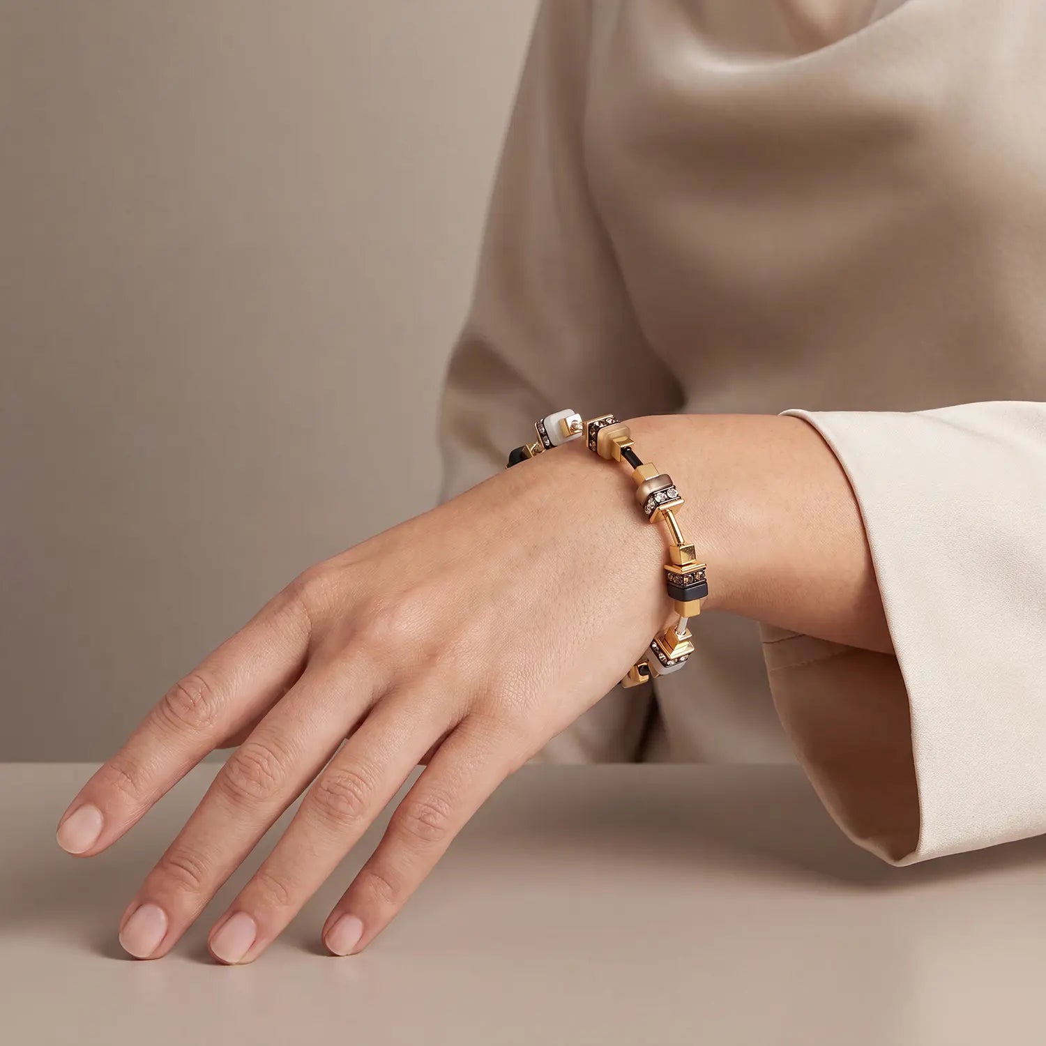 COEUR DE LION Bracelet Urban Nature Cube beige-gold – on model