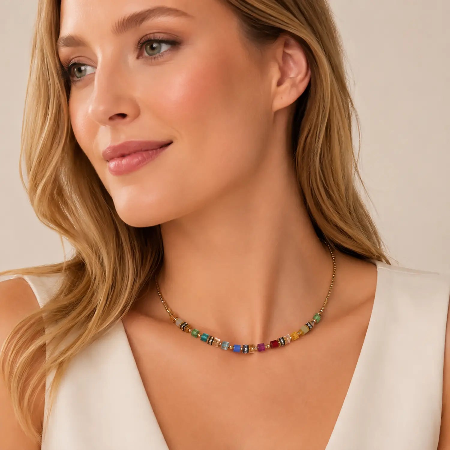COEUR DE LION Necklace Mini Cubes multicolor rainbow gold – on model