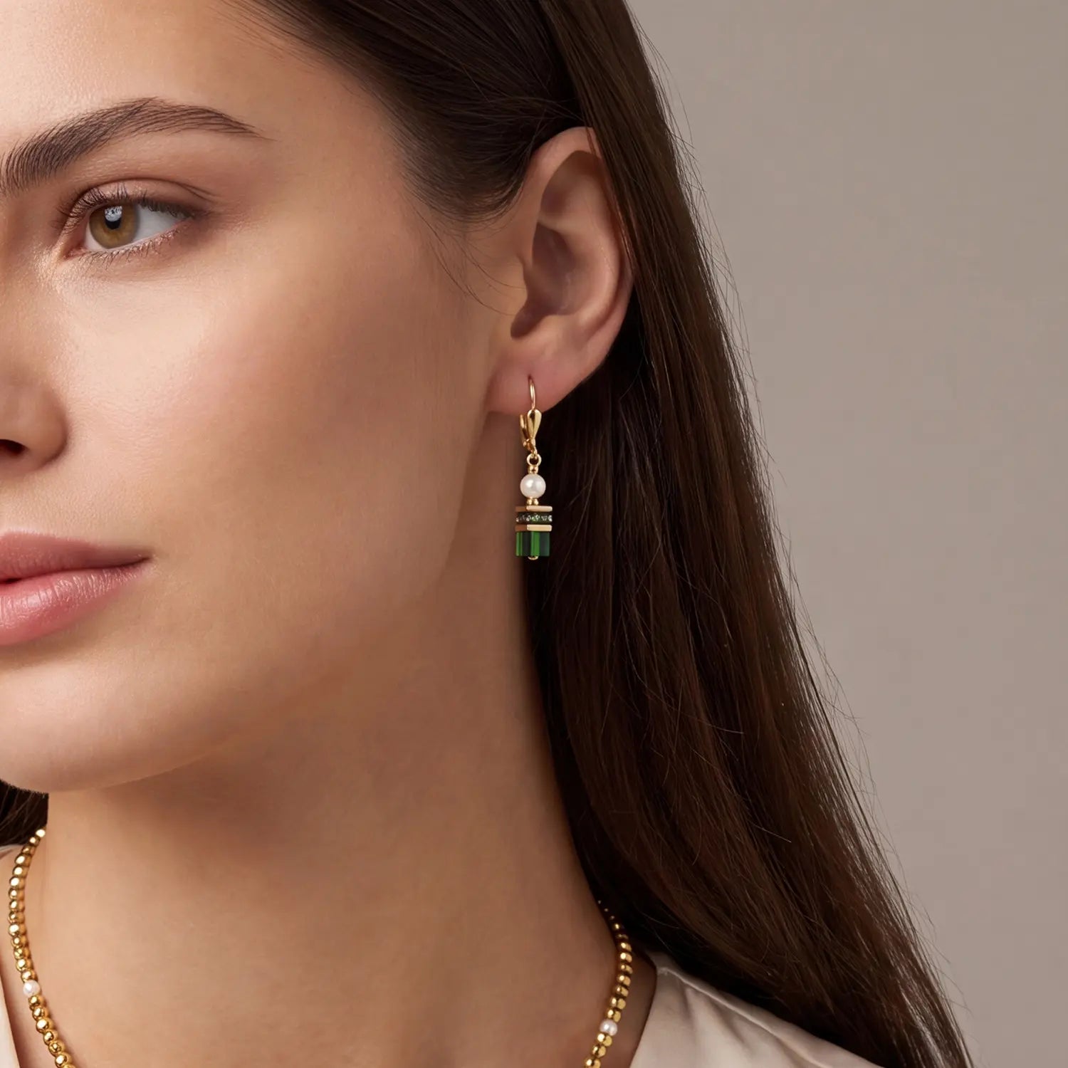 COEUR DE LION Earrings Sparkling Princess gold-emerald – on model