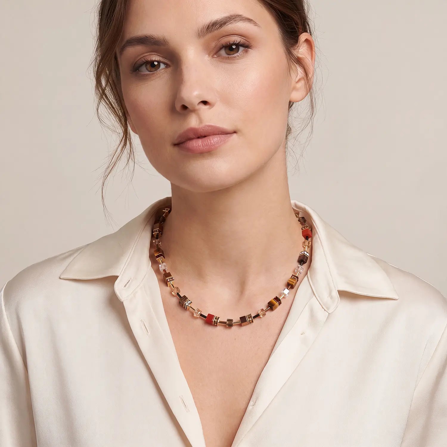 COEUR DE LION GeoCUBE® Iconic Precious Necklace Amber Glow – on model