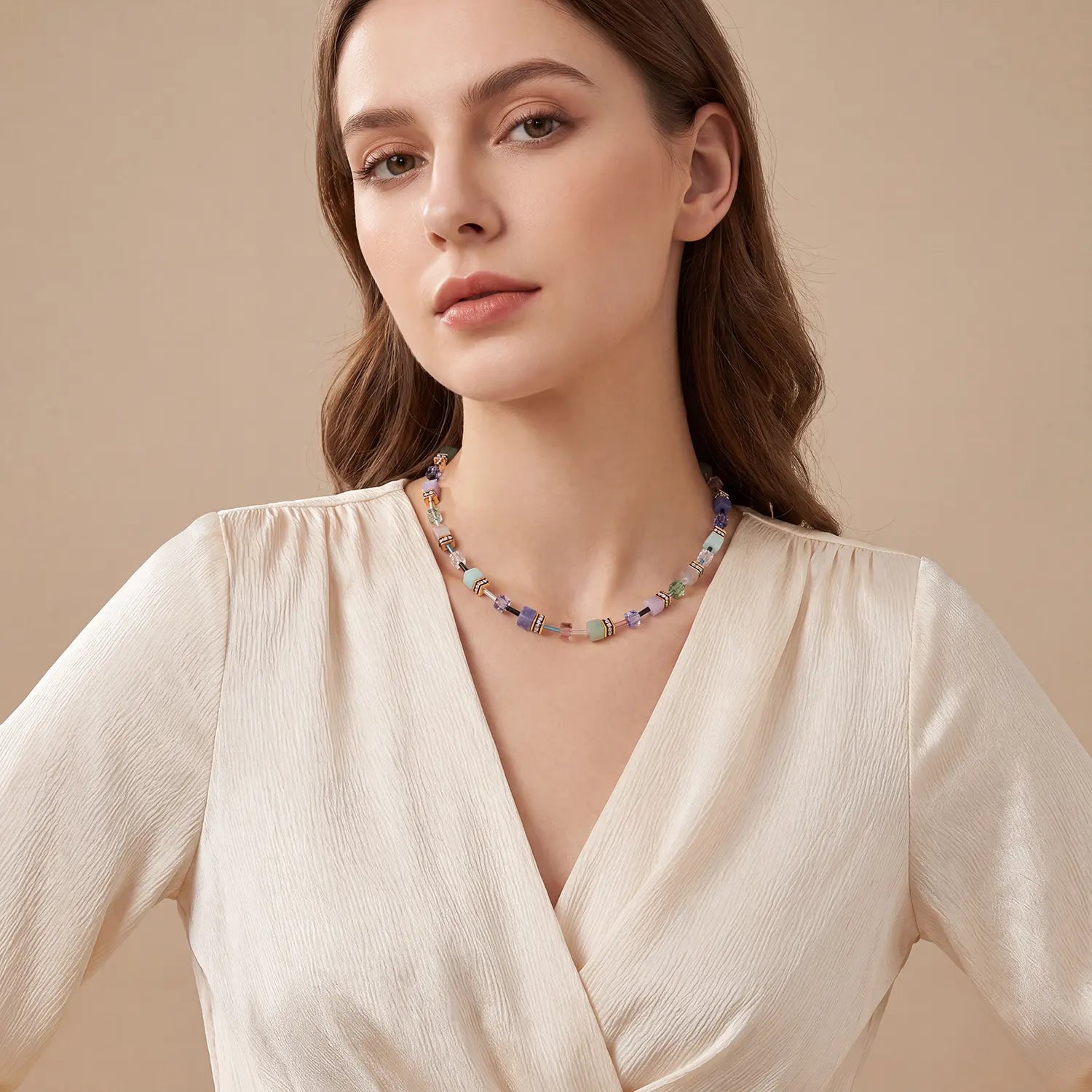 COEUR DE LION GeoCUBE® Iconic Precious Necklace Pastel Garden – on model